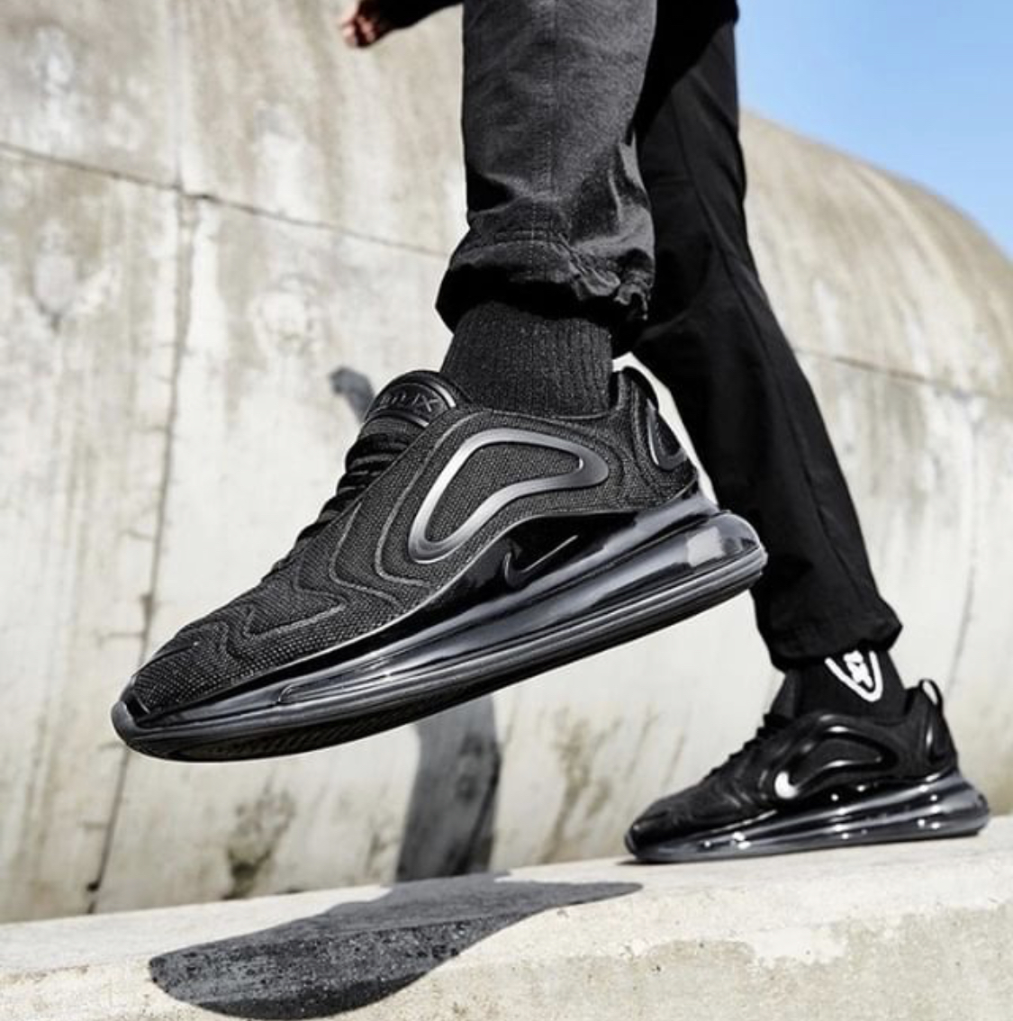 nike air max 720 triple black