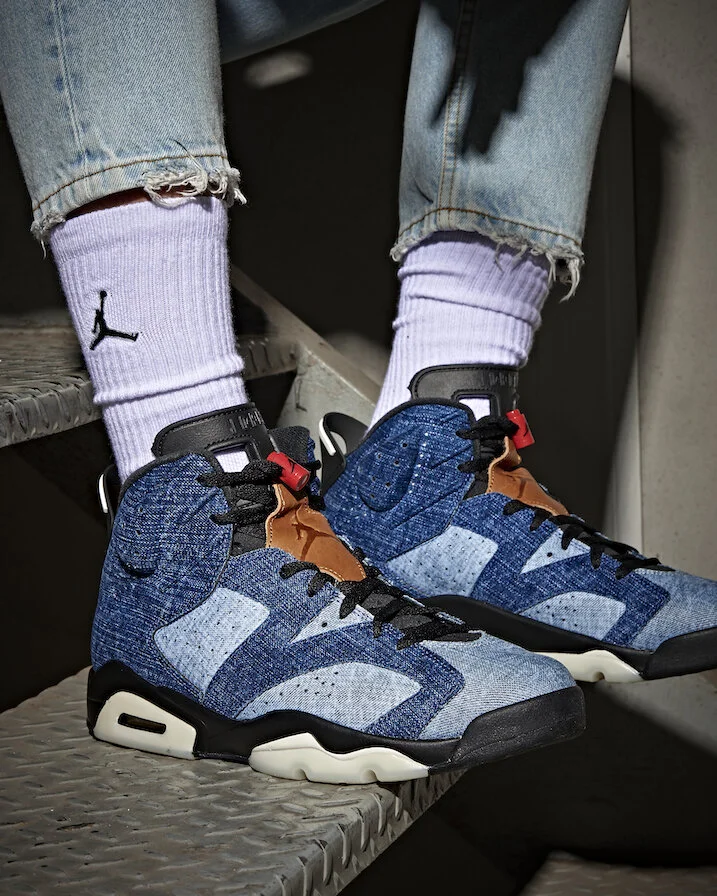 retro 6 diffused blue on feet