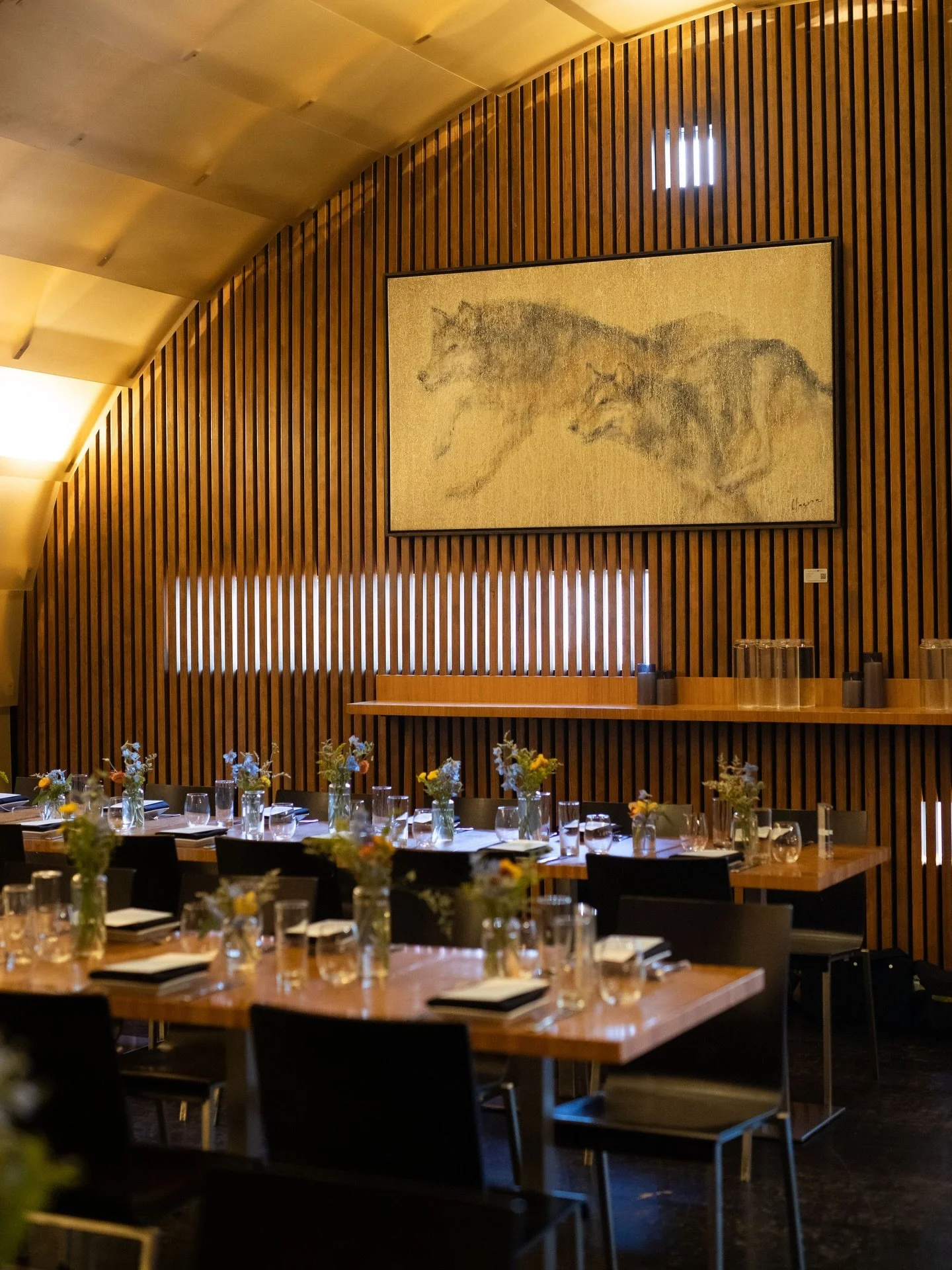 Warming up with a look back at our Jackson Hole, WY client summit. 
⠀⠀⠀⠀⠀⠀⠀⠀⠀
A six-day adventure complete with high-altitude hiking, relaxed dining and treasured keepsakes from @kemosabe1990, crafted for each and every guest with personalized, artis