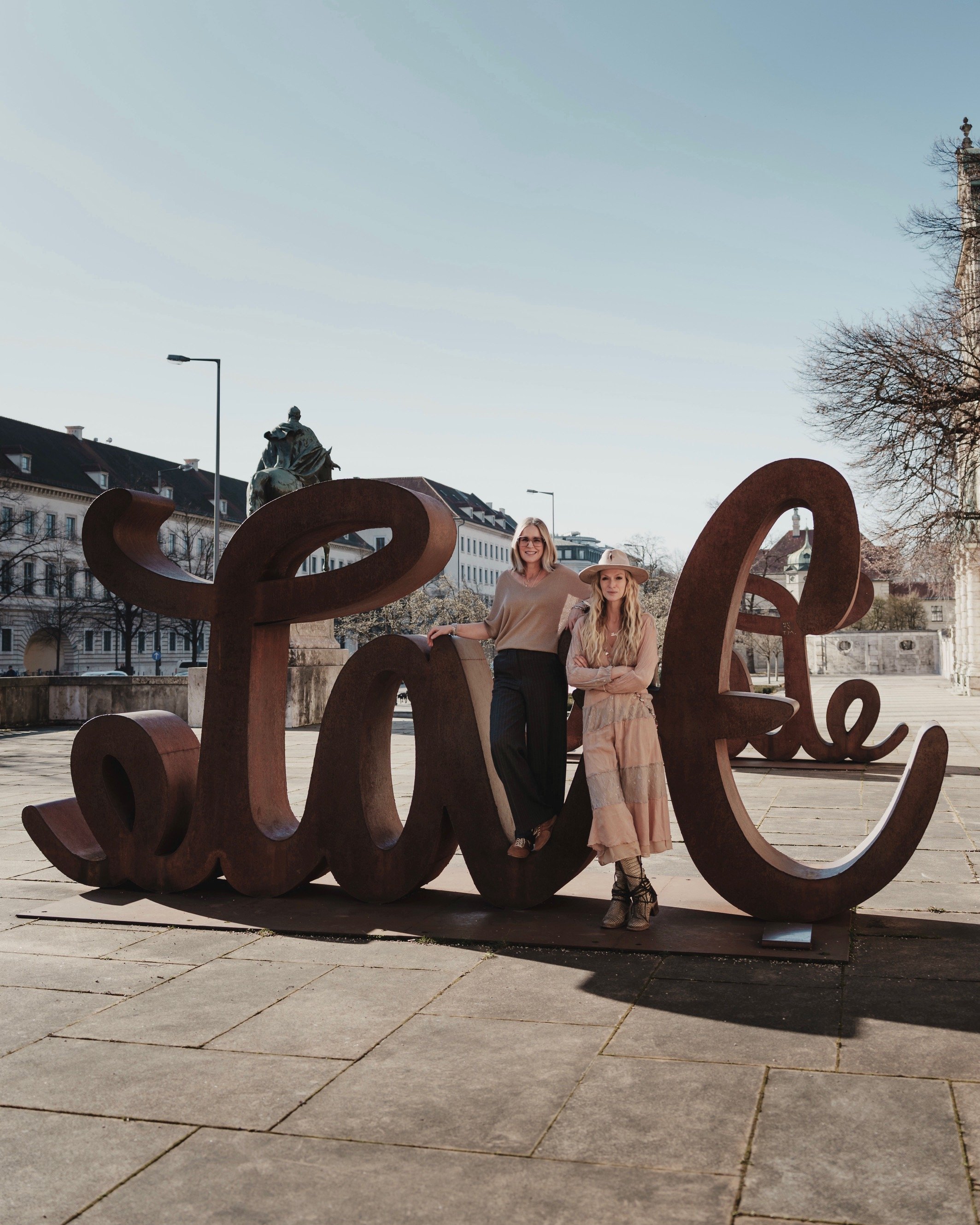 s&c Love-Hate Mia und Constanze Skulptur.jpg
