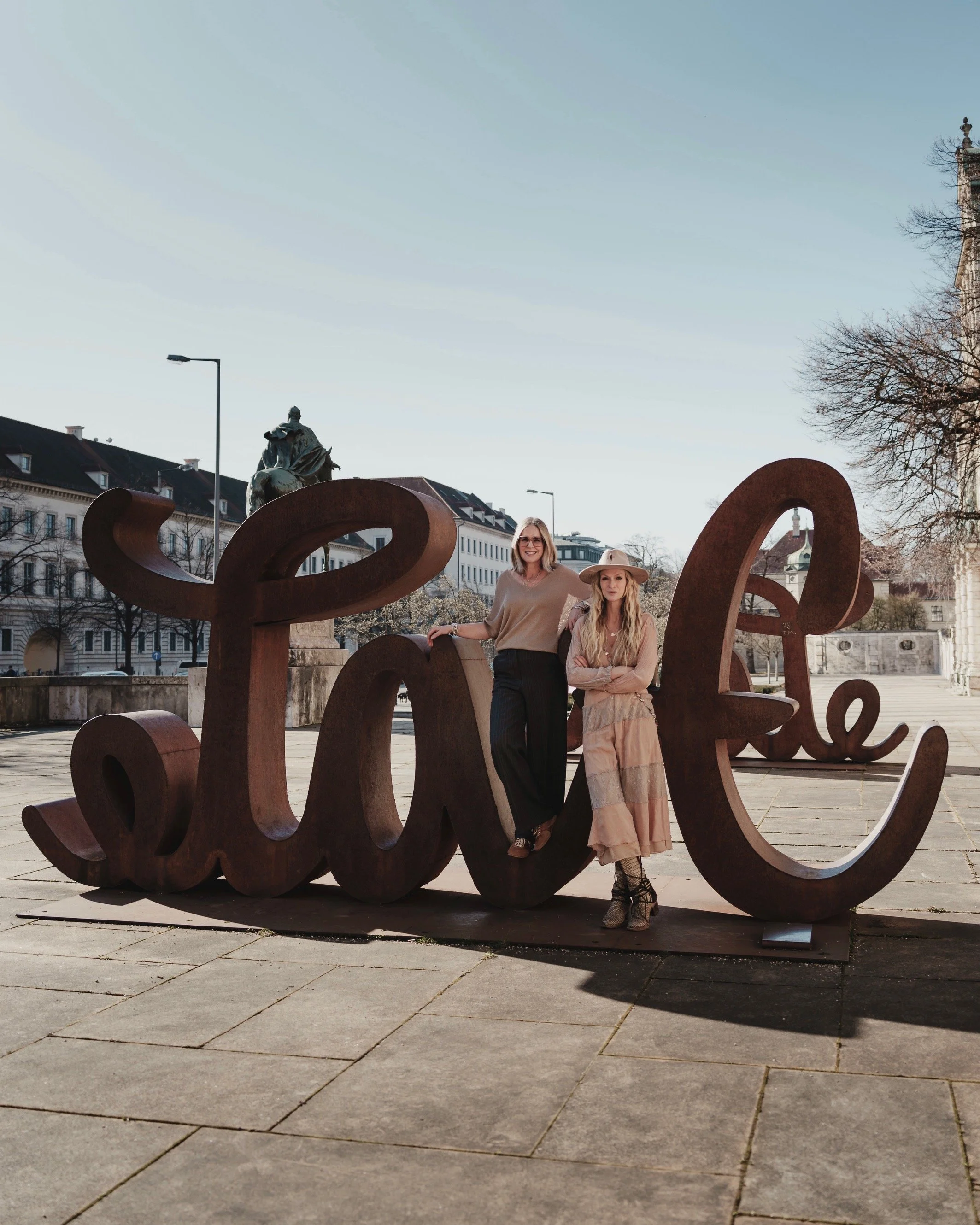 s&c Love-Hate Mia und Constanze Skulptur.jpg