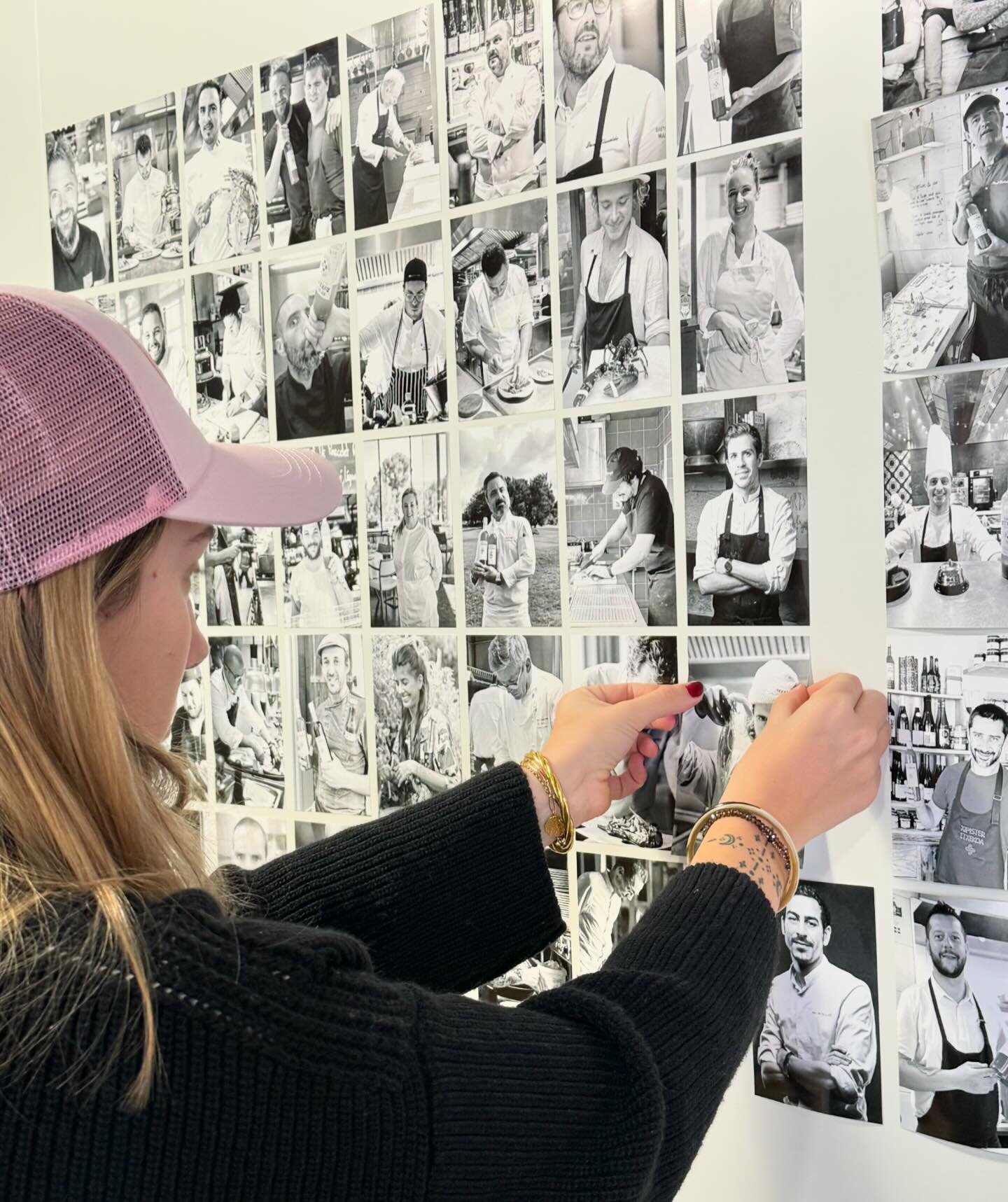 Mise en place dans notre boutique &agrave; Bidart par @lolaverrieree des nombreux portraits de Chefs et Cheffes Utilisateurs et Amateurs de notre gamme d&rsquo;assaisonnements artisanaux 
www.xipister-etxekoa.com 
Toute une gamme d&rsquo;assaisonneme