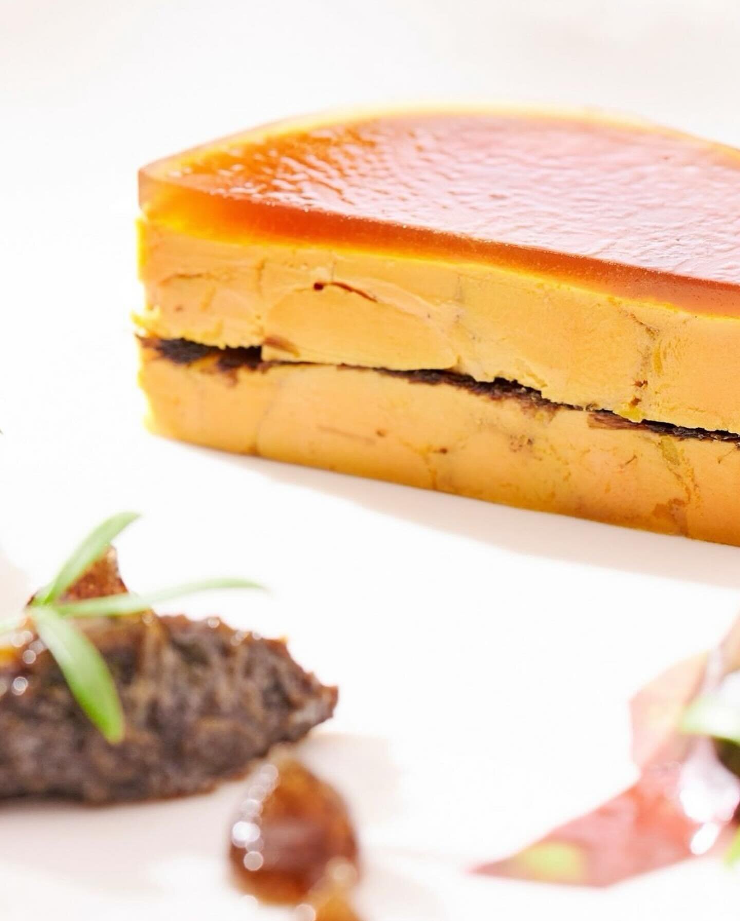 Retrouvez notre Vinaigre
Balsamique @xipisteretxekoa travaill&eacute; autour du foie gras par le Chef @bastien_soumoulou du restaurant 
@lareservesaintjeandeluz 🤩🌶️✨
Nos produits sublim&eacute;s par le talent des Chefs 🙌🙏
www.xipister-etxekoa.com