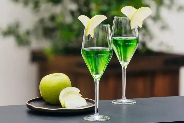 BRIGHT AND CHEERFUL COCKTAILS FOR SPRING