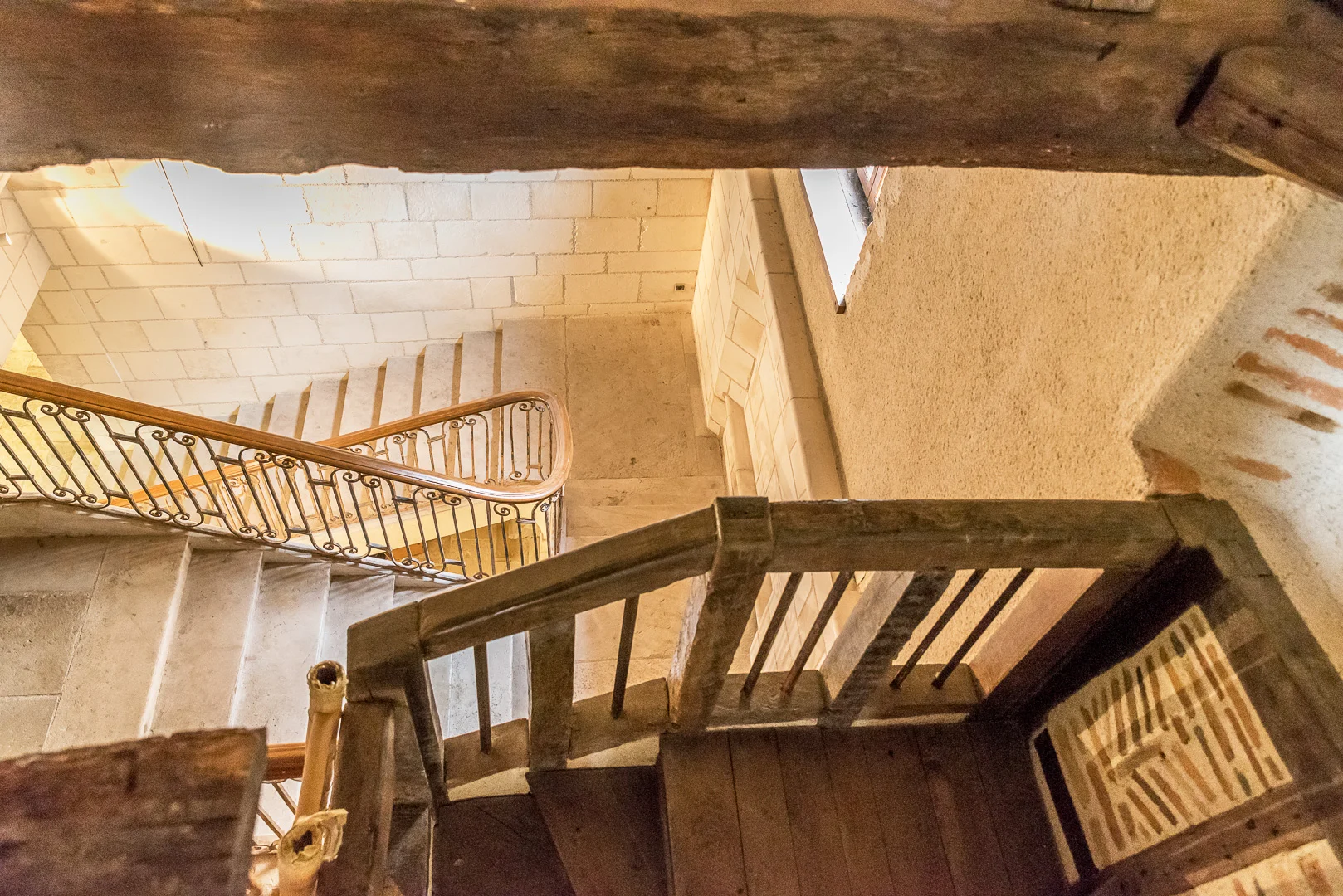 A4-Greniers-de-Vineuil---Int---Escalier.jpg