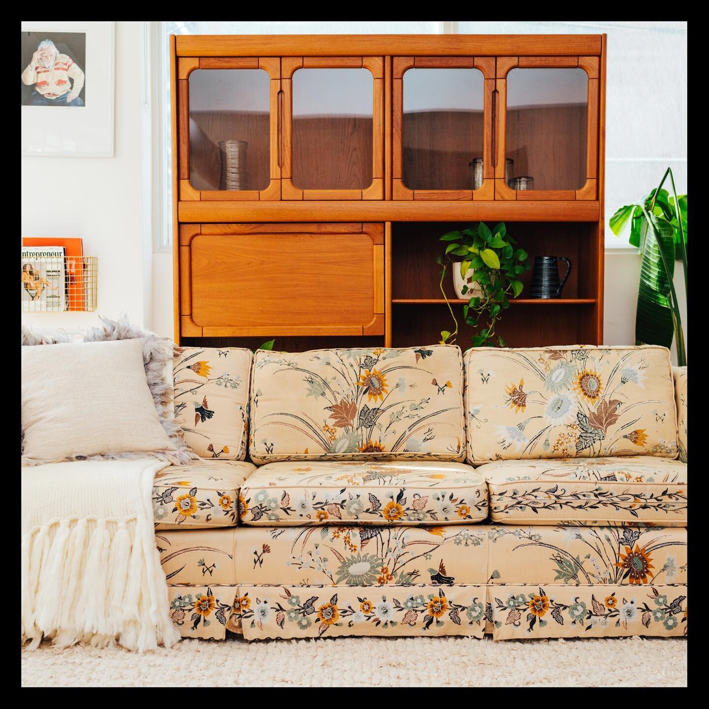 🏷 MCM 70&rsquo;s Floral Sofa $425
🏷 Teak MCM Wall Unit $1100
🏷 Teak/Tile MCM Coffee Table $225
🏷 Tunisian Kilim Rug 6&rsquo;x9&rsquo; $1100 (NEW)

[ Shop my 2 Pink Highlight Reels for all details + dimensions ] 

&bull; DM + Etransfer to claim
&b