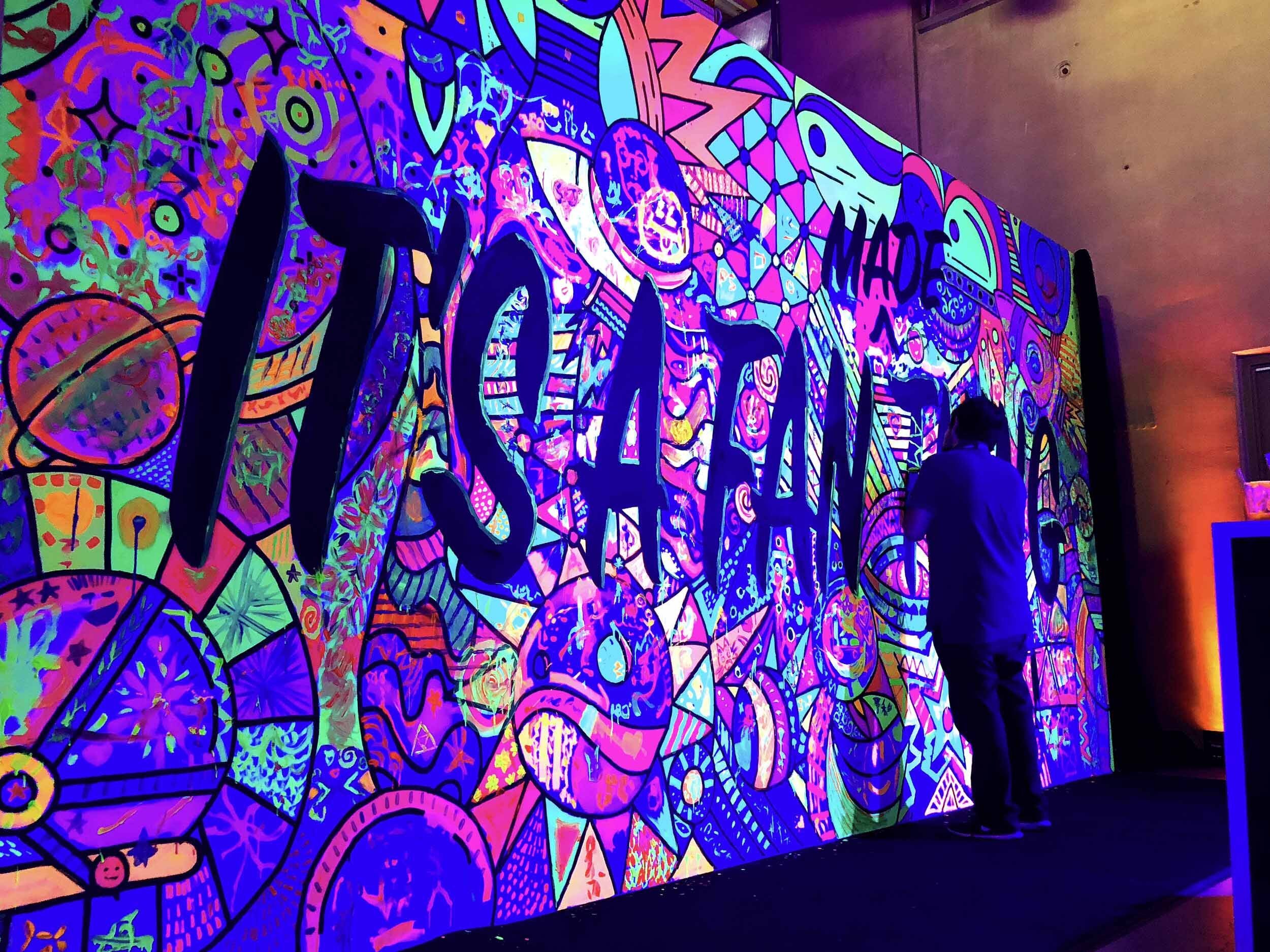 VS.Murals.SyFyNetwork.LiveMural.NeonFinalMan.jpg