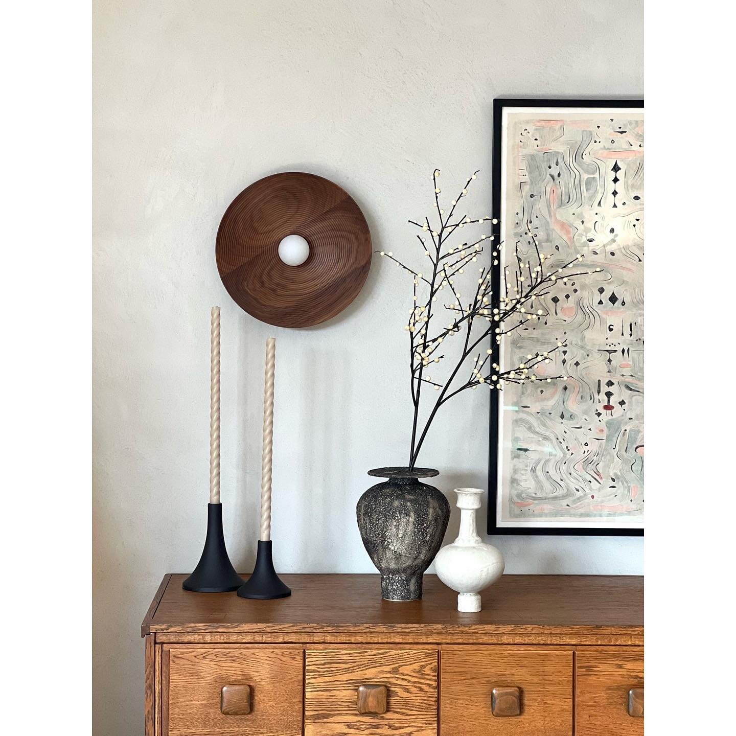 A moment of warm quietude.

Hand made plaster wall by @amandabradleystudios 
@d.rutko @davidmangless 
.

#onavillierstudio #onavillier #interiordesign #interiordesigner #worldofinteriors #modernhome #modernluxury #alliedmaker #sconce #lighting #highl