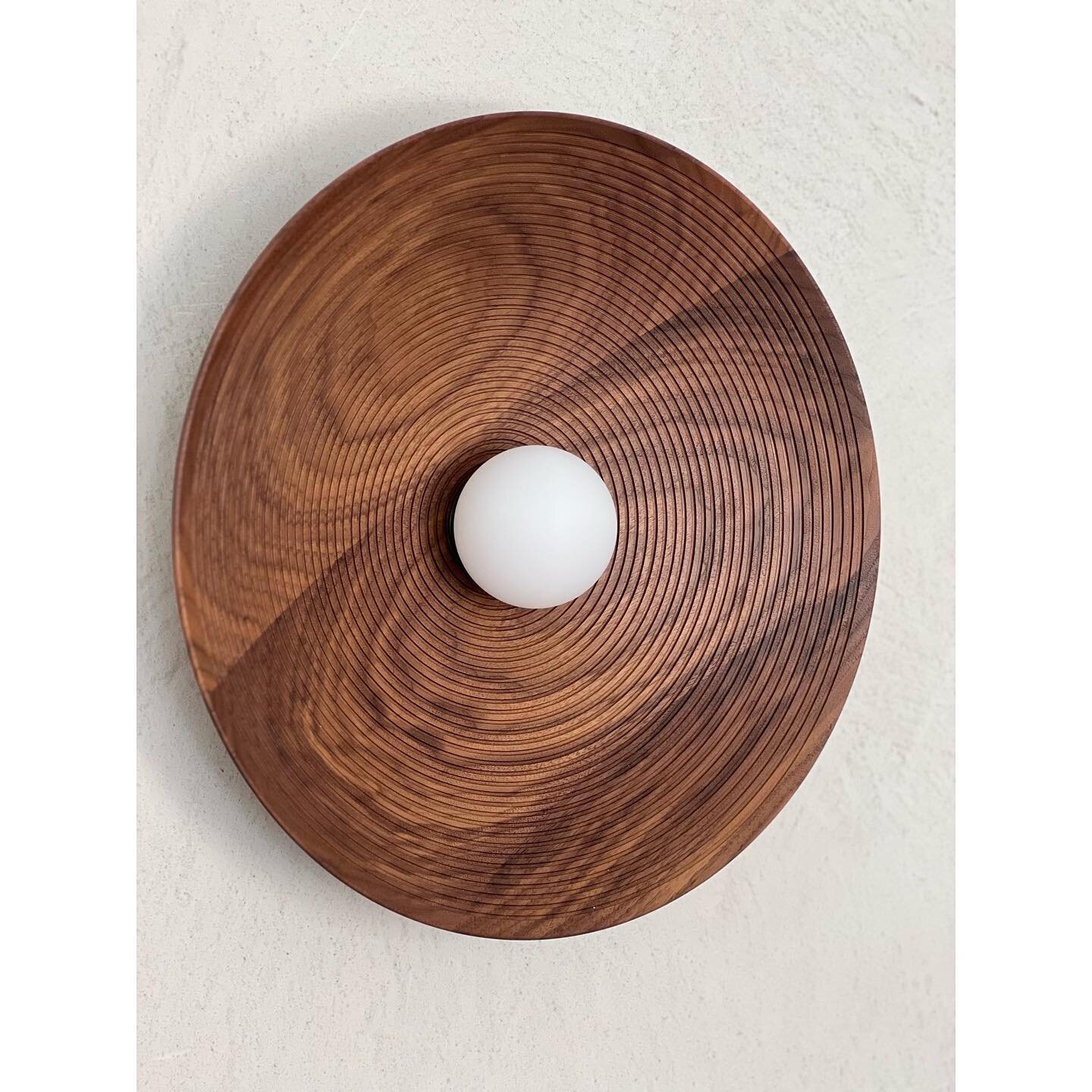 beautiful simplicity 
.
.
.

#onavillierstudio #onavillier #interiordesign #interiordesigner #worldofinteriors #modernhome #modernluxury #alliedmaker #sconce #lighting #highlandparkdesign #northshoredesign #luxury #vintage