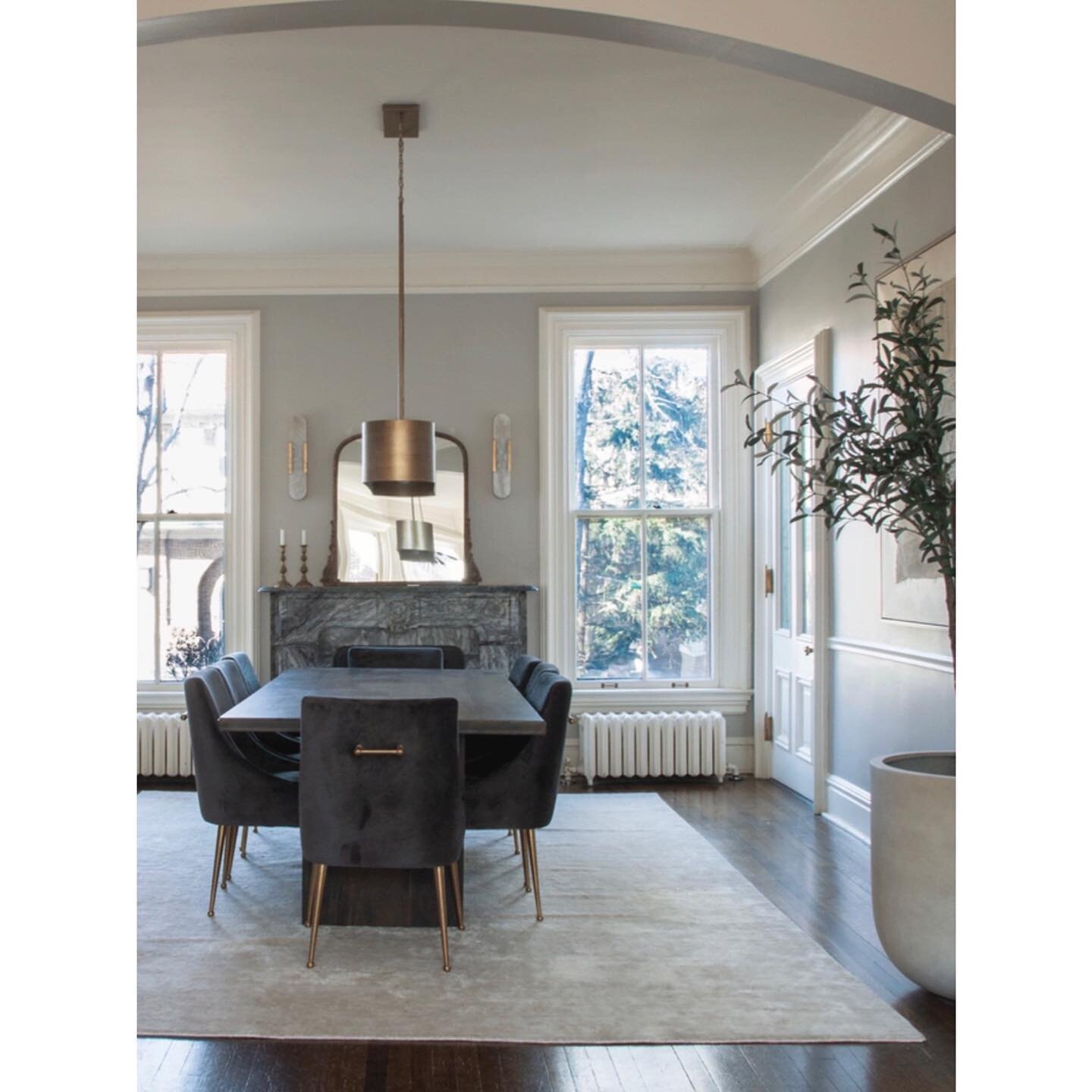 Where modern and vintage meet
.
.
Sconces @kellywearstler sold by @burkedecor 
Planter  @westelm 
Chairs and Table @burkedecor 
.
.

#onavillierstudio #onavillier #interiordesign #interiordesigner #worldofinteriors #victorianhome #diningroominspo #mo