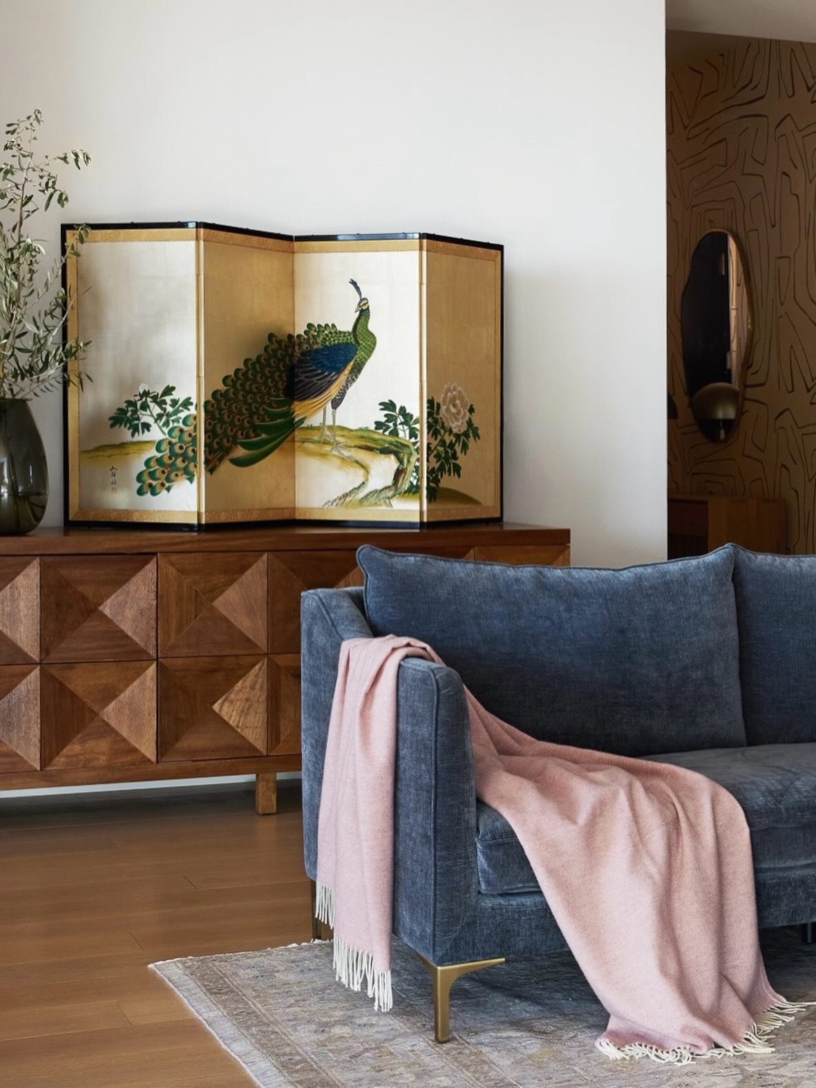 Refined and inviting
.
Photography @hilarymcmullen 
Styling @kimberlyswedelius 
.
Ona Villier Studio | High end Interior design | North Shore &amp; Chicago
.
.
.
.
#onavillierstudio #onavillier #interiordesign #interiordesigner #worldofinteriors #vic