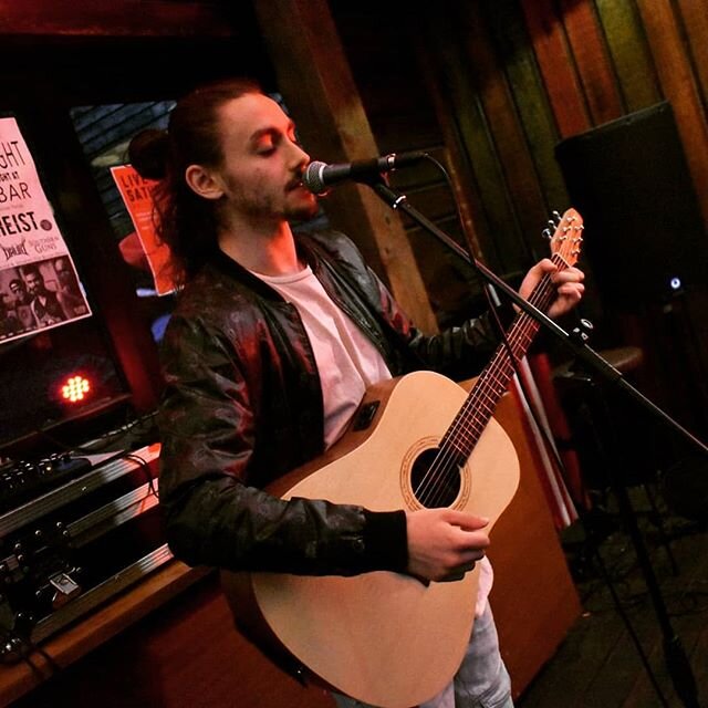 Thanks for coming out to @rooftopatdeluxebar! See you again really soon. Hope you all have a great Christmas🎅⛄🎉!! 🥂🍻💯 Photo: @mattcynner 🎸🎙🔊🎶 #officialdambro #merry #christmas #live #acoustic #rooftopatdeluxebar #electronic #australianmusic 