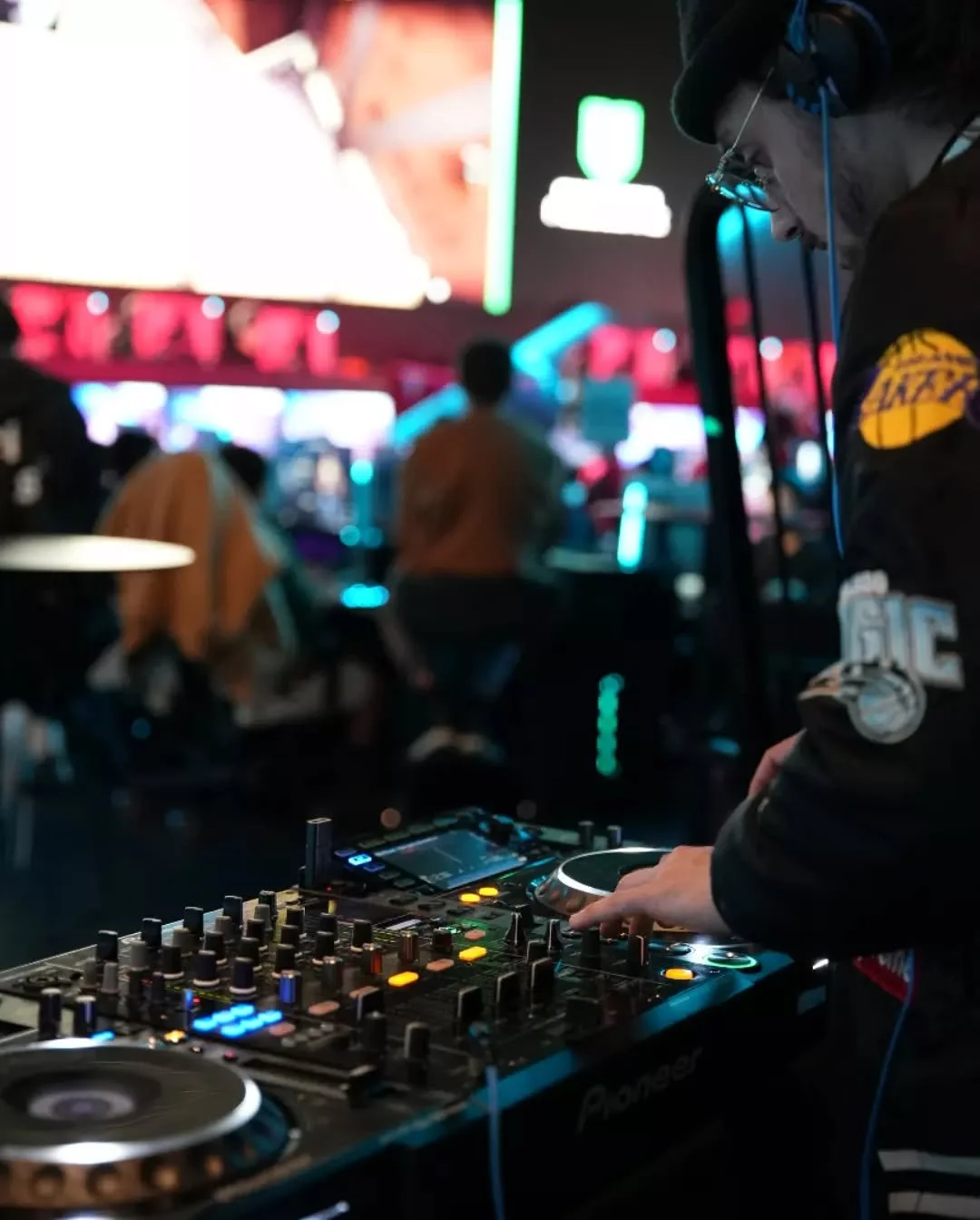 DJing @fortressmelb tonight! 6-11pm playing some funky electronic tunes!!🎶💿🔊🍻

🎥 @charleshetrelezis

#officialdambro #DJ #fortress #melbourne #arcade #electronic #funk #pop #future bass #australianmusic #producer #singer #songwriter #IGTV #tripl