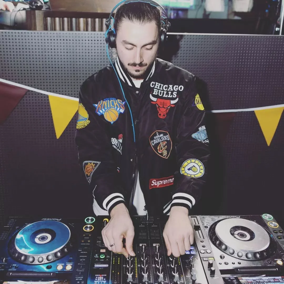 Pumped to be back at @fortressmelb tomorrow night! 6-11pm playing all the funky pop tunes you know and love!! 🎶💿🔊🍻

#officialdambro #DJ #fortress #melbourne #gamer #arcade #electronic #funk #pop #future bass #australianmusic #producer #singer #so