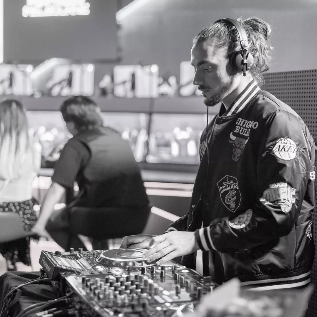 Catch me DJing at @fortressmelb CS:GO tournament at tomorrow night! Streaming LIVE via Twitch from 4-10pm in the @alienwareoz arena playing the dankest phonk tunes to get you hyped!!🎶💿🔊🔥

#officialdambro #DJ #fortress #melbourne #alienware #telst