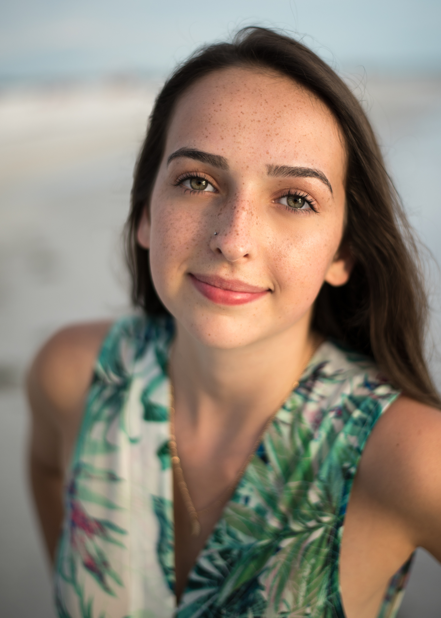 headshot-photography-beach-pretty-brunette