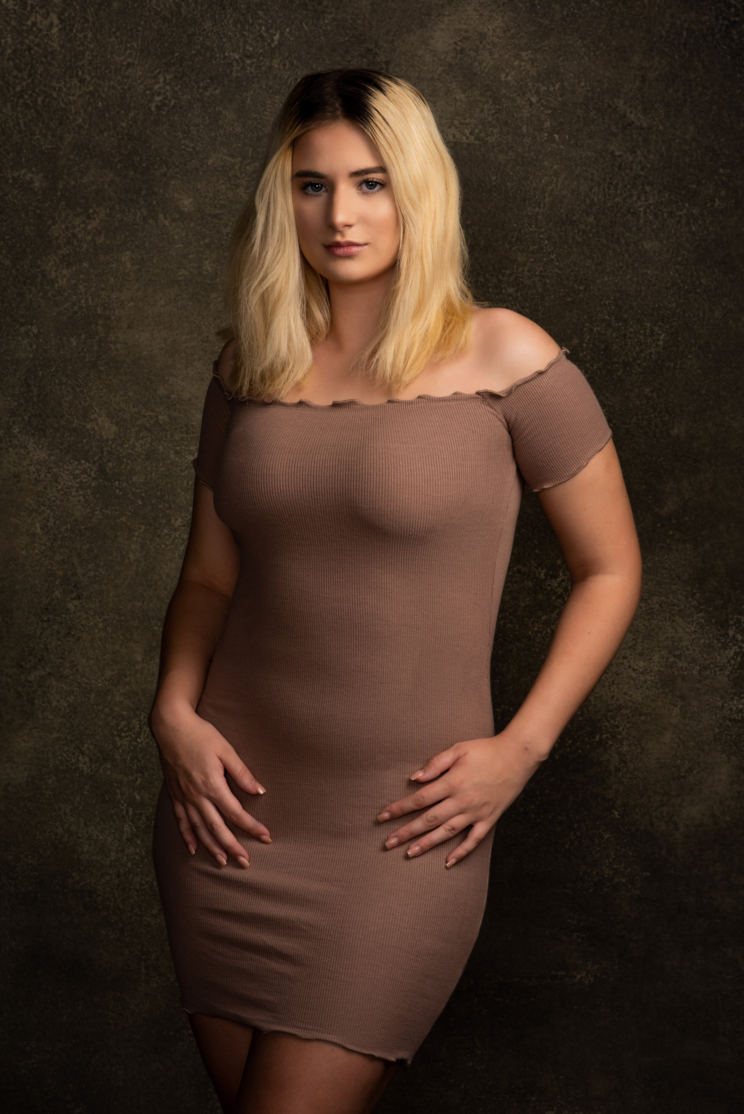 Beautiful-blonde-model-bodycon-curvy