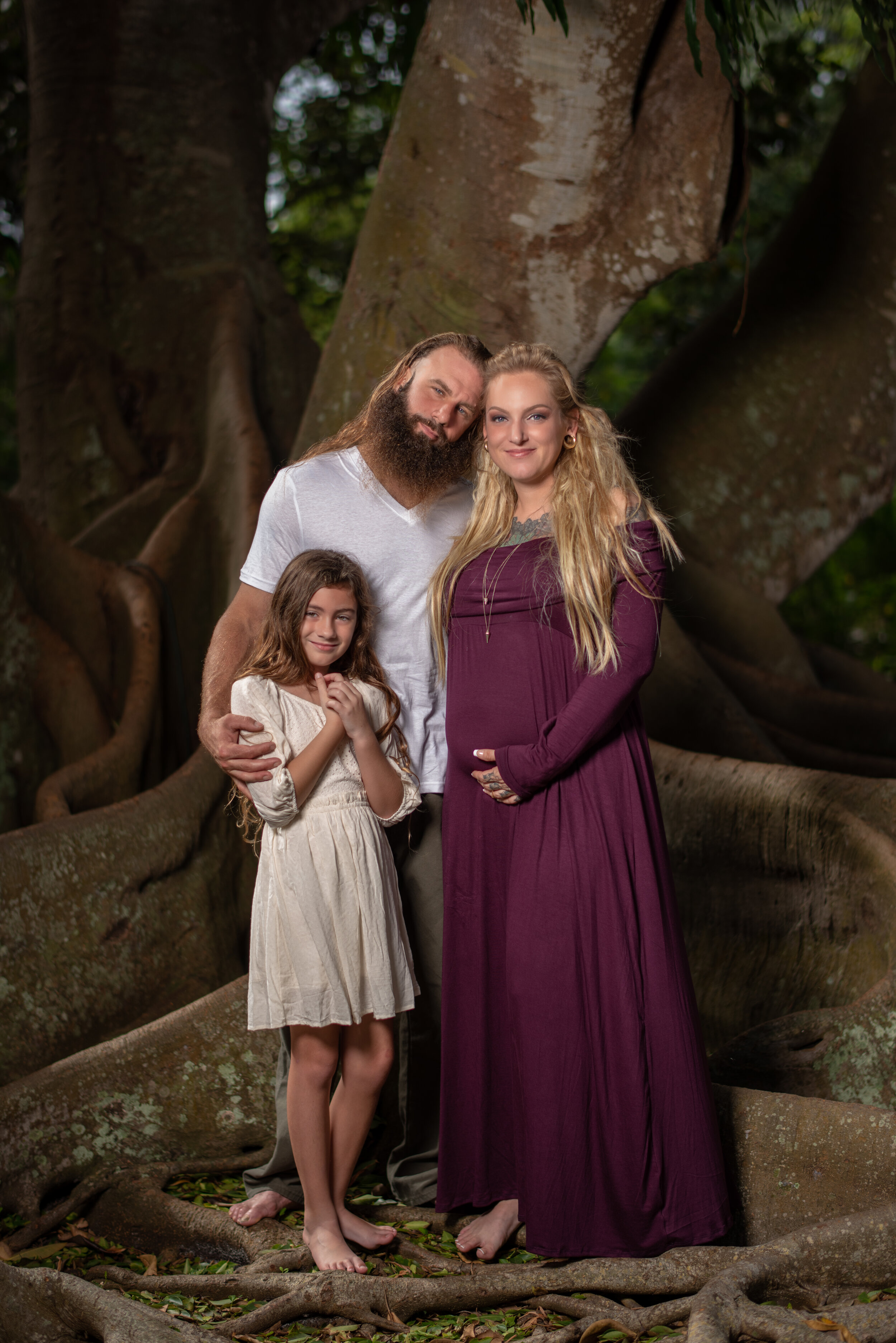 beautiful-family-portrait-pregnant-expecting