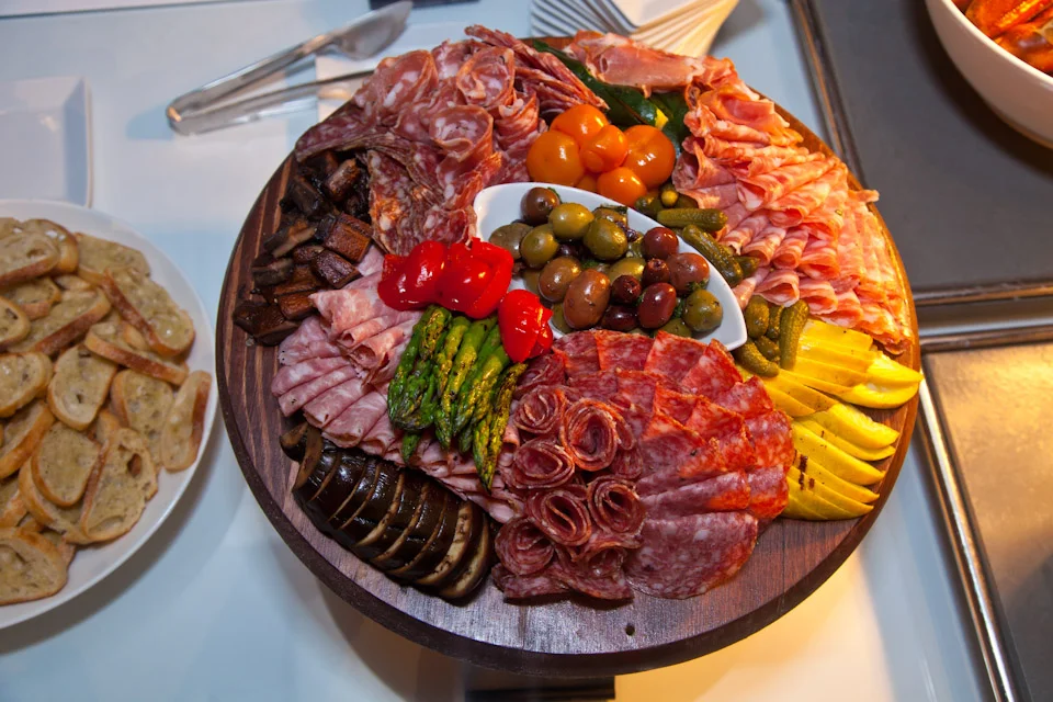Meats and various foods on a round plate