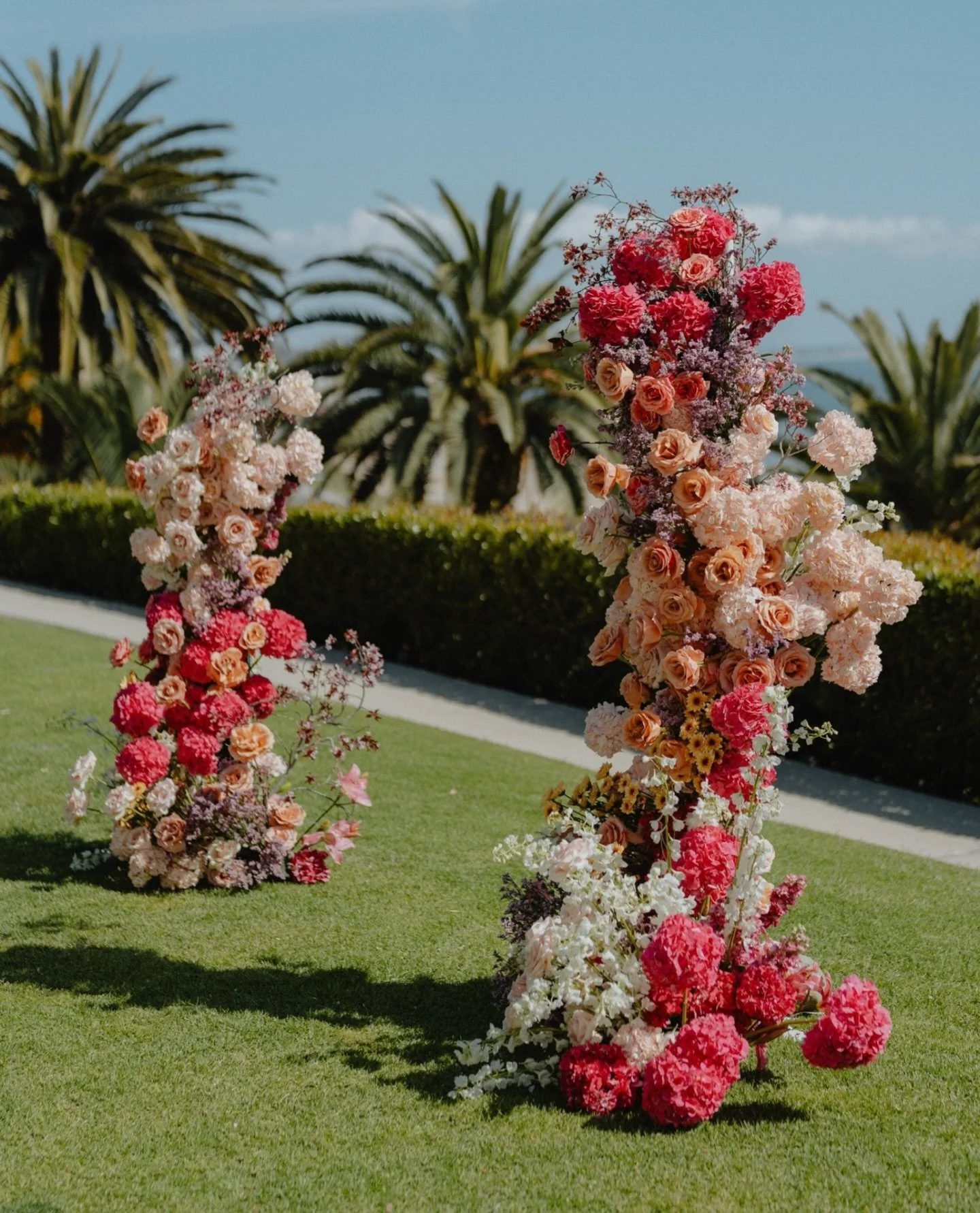 I love when we get to use color 💗💗💗 

Laila &amp; Blake&rsquo;s day 🫶🏼

Coordinator - @sunshineeventsco 
Photo - @derrickcabico / @wanderedstories 
Venue - @belairbayclub 
Florist - @cultivatedbyfaith