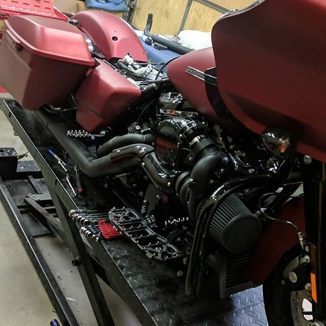 #turbotuesday @cmpmc #boosted  #horsepower #duals #customdeluxe #harleydavidson #m8 #layframe #roadglide we got alittle bit left to button up then it's headed over to @customs_by_vos for one of them killer #customseats #staytunes #arizonabikeweek #or