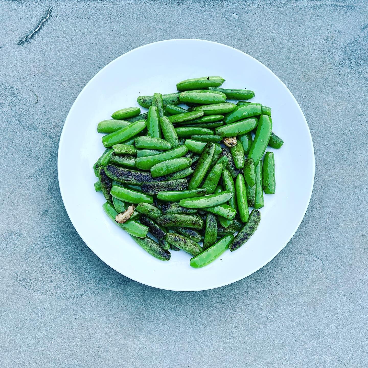 If it ain&rsquo;t broke, don&rsquo;t fix it, super simple grilled snap peas with olive oil, garlic, salt and pepper &mdash; link in bio for deets