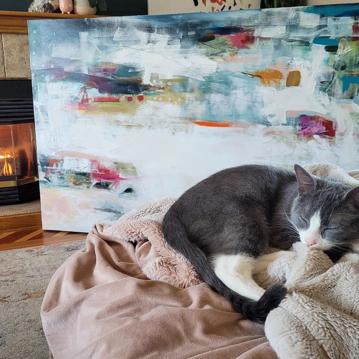 Lunchtime view. I can't complain! 
.
.
.
#kittenlife #roomwithaview #abstractlovers #modernabstraction #bigpainting #statementart #nikolwikman #victoriabcartist #victoriahomedecor