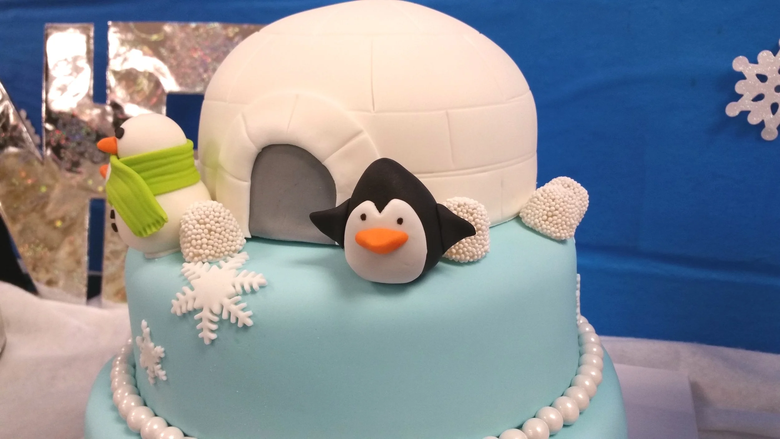 Igloo+cake+penquin+smowman+fondant+birthday+cake+jellybeantrail.jpg