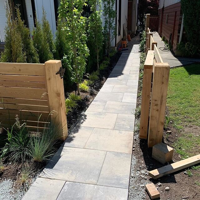 @expocrete Galiano Architectural Slab walkway completed to put the final touches on this project! ➡️➡️ Swipe for more!⁠⠀
#landscapedesign #outdoorlivingspace #outdoorroom #gardendesign #paver #patiodesign #outdoordesign #decking #deckdesign #luxuryho