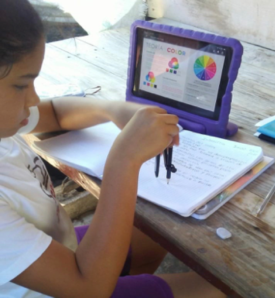 Una estudiante completa su trabajo de aprendizaje a distancia utilizando una tableta proporcionada por el centro. (Fuente: Liceo Científico Dr. Miguel Canela Lázaro).