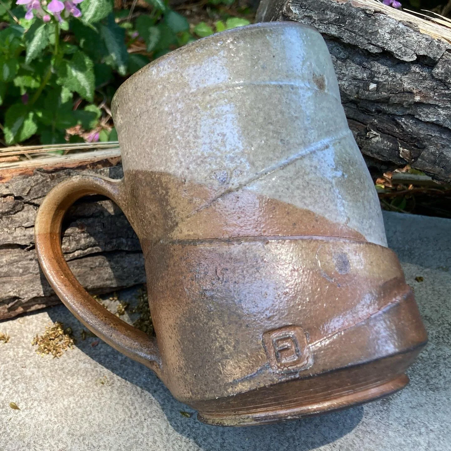 Another mug from the wood kiln! Maybe one day I’ll get tired of posting these…but today is not that day!
•
#lordoftherings #lotr #woodkiln #woodfiring #flashingslip #pottery #pottersofinstagram #ceramics #ceramicsofinstagram #kerami
