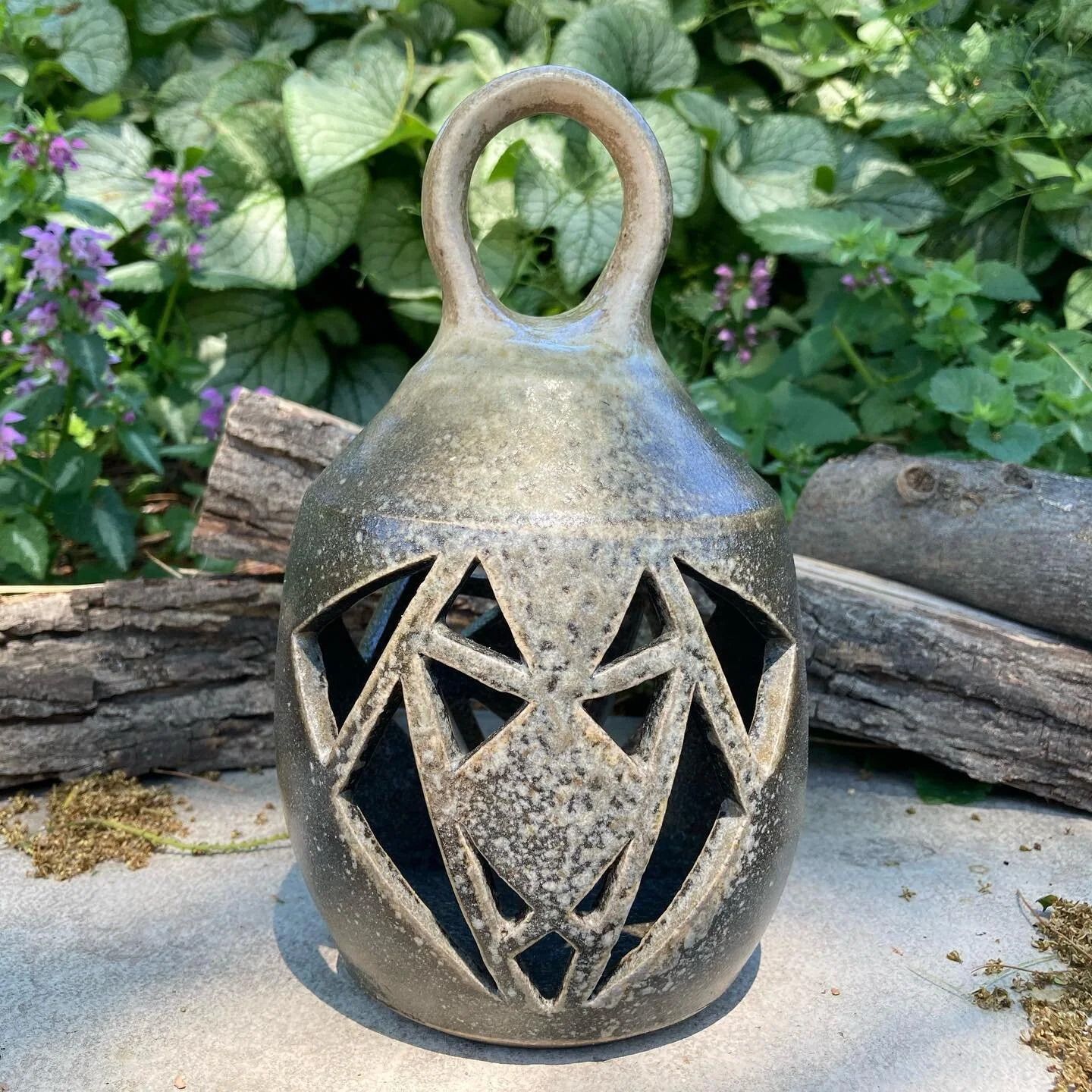 Another hanging luminary from the wood kiln. Can you tell which incised design faced the firebox? π²
•
#lookatdatash #butnotcigarash #handmadeluminary #ceramicluminary #ceramiclantern #woodkiln #woodfiring #theresacookieinthebackofthekilnforyou