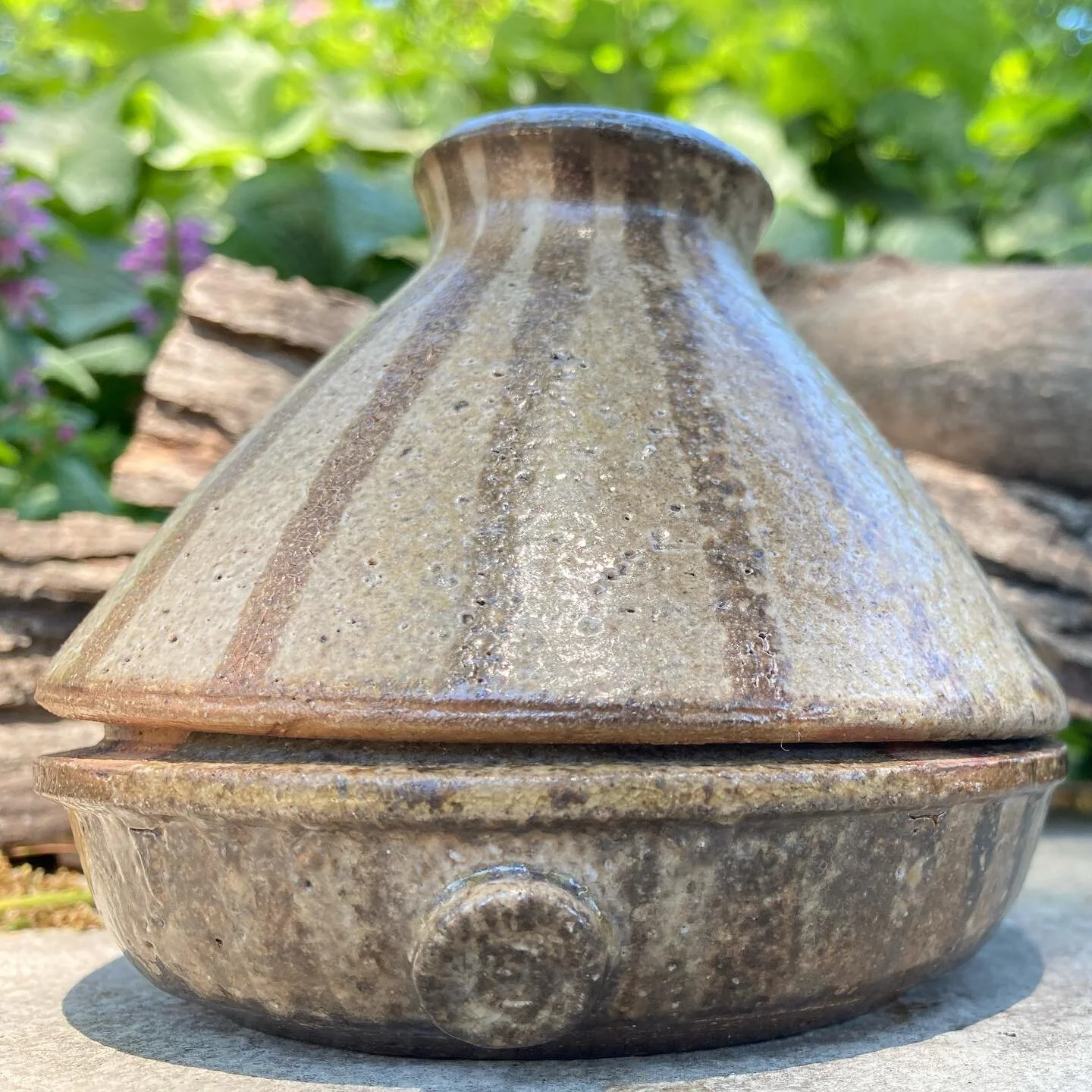 Roast a head of garlic with a pinch of salt in one of these lil’ guys, and you’ll get such spreadable goodness that you’ll wonder why you’ve only ever eaten butter on your toast. 
•
#notknockingbutter #justtryitandyoullun