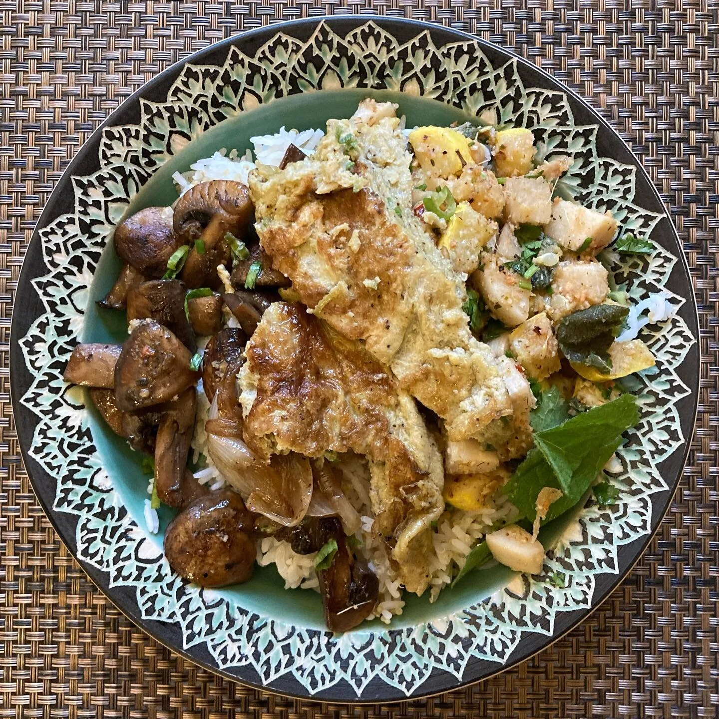 Inaugural use of these co-labbed beauts. @_sobremesapottery 
•
Wine-soaked mushrooms, Thai larb with squash and turnips, and Thai omelettes on rice. #dididoitrightma
•
Come see it in-person @harrisoncenterarts on Aug. 6! #firstfridayhca
&bu