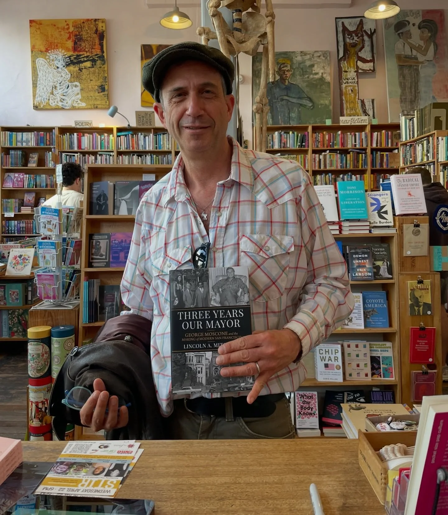 Local author @lincolnamitchell dropped by to sign his book Three Years Our Mayor! Thanks, Lincoln!
#SanFrancisco #GeorgeMoscone