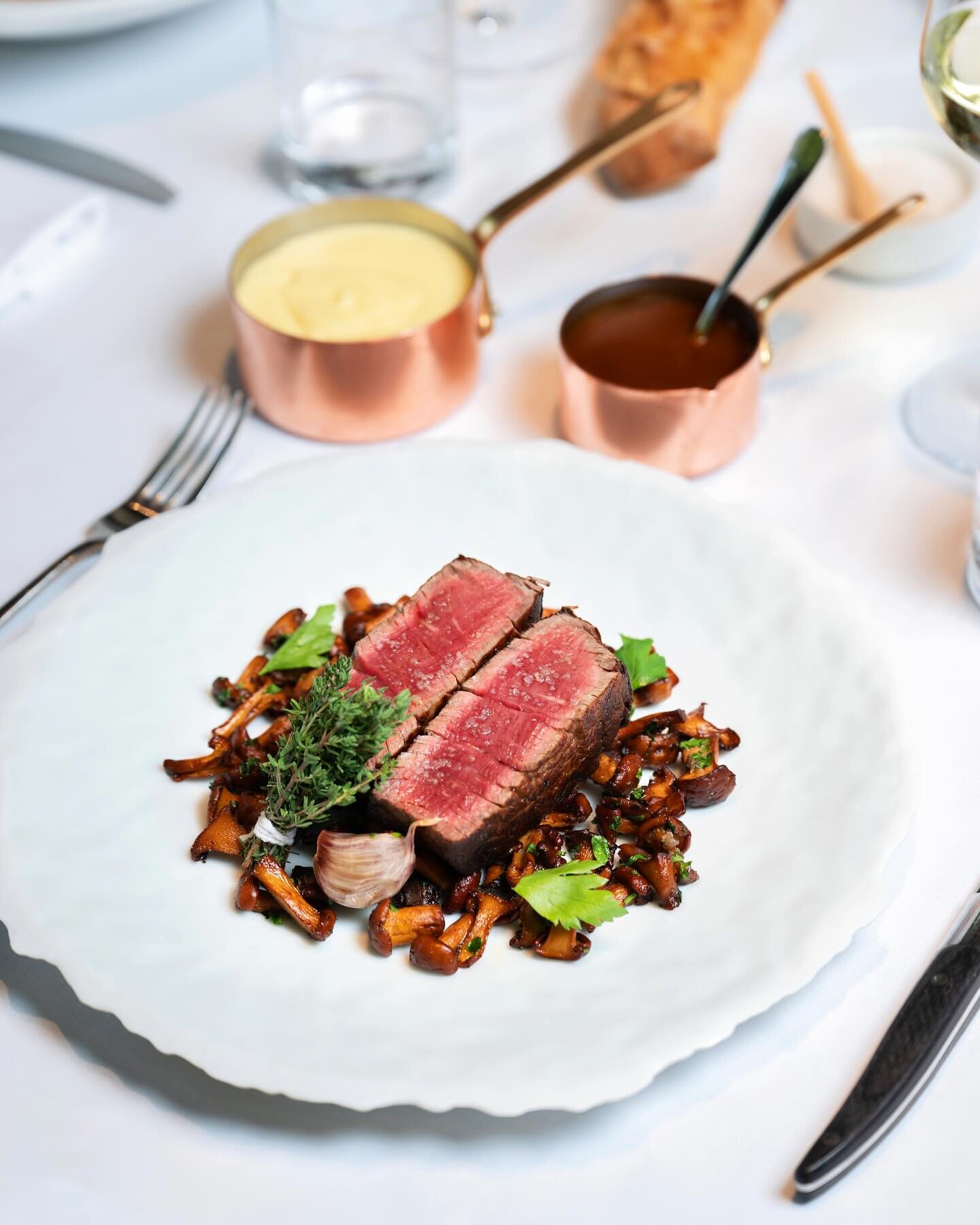 Filet de b&oelig;uf aux girolles, jus de viande, pommes pur&eacute;e.

&mdash;&mdash;
Social Media Managet: @theupper.studio 
&mdash;&mdash;

#NESPO #Restaurant #Nice #queduvrai 
#southoffrance #frenchriviera 
#beef #luxurylifestyle #alacarte 
#chefl