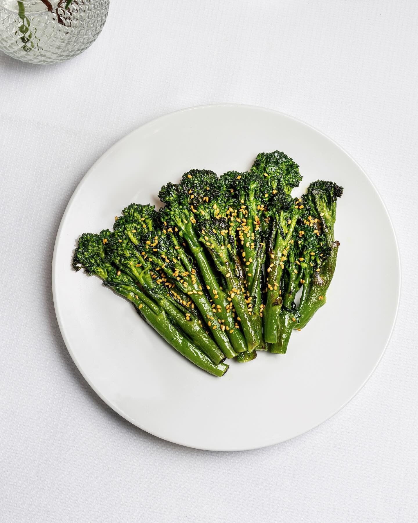 Broccolini s&eacute;same.

&mdash;&mdash;
Social Media Manager: @theupper.studio 
&mdash;&mdash;
#NESPO #Restaurant #Nice #queduvrai #southoffrance #frenchriviera #luxurylifestyle #green