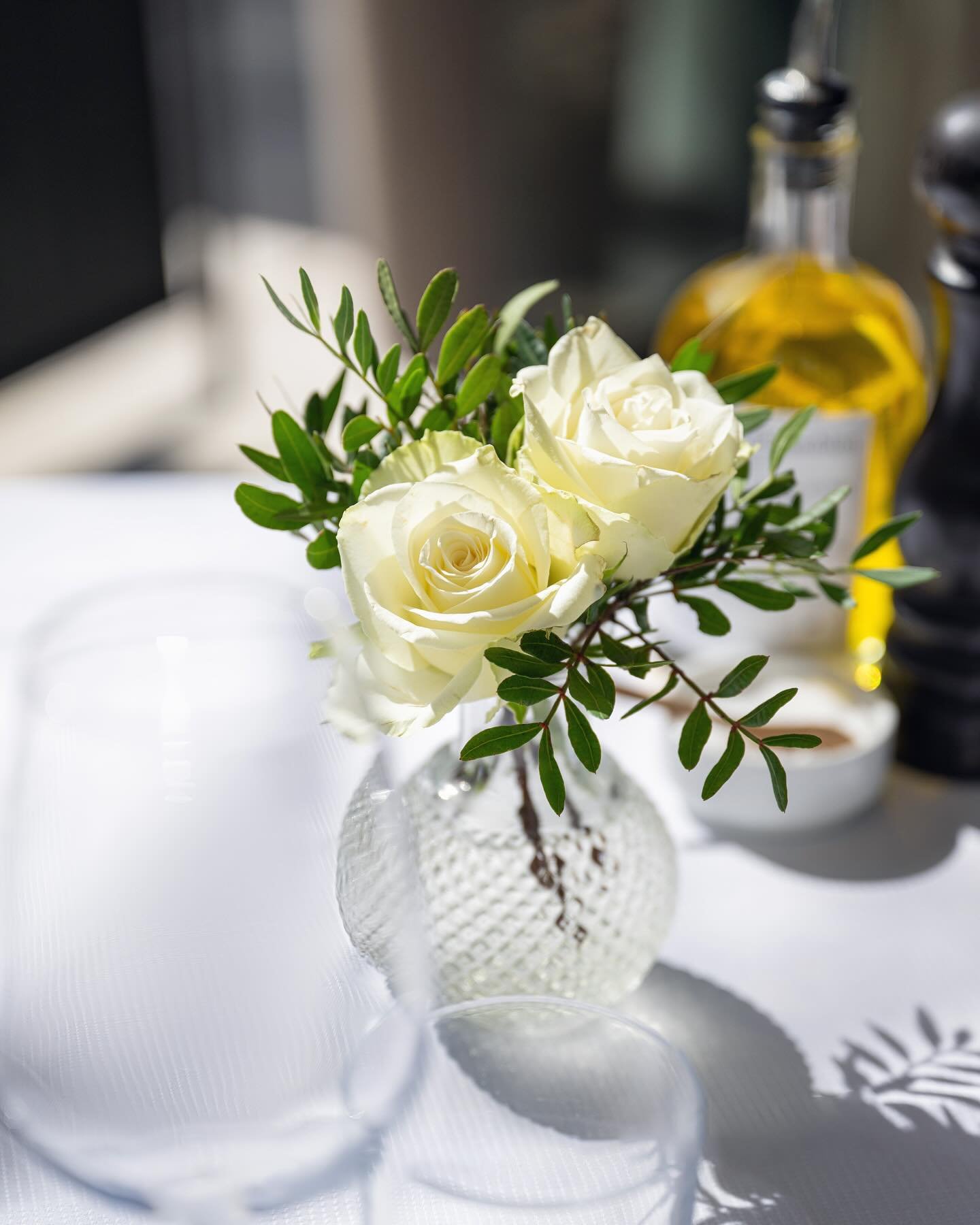 Toujours de belles fleurs fra&icirc;ches &agrave; notre table.

&mdash;&mdash;
Social Media Manager: @theupper.studio / 𝐍 𝐄 𝐒 𝐏 𝐎
&mdash;&mdash;
#NESPO #Restaurant #Nice #queduvrai #southoffrance #frenchriviera #luxurylifestyle #flowers #artsdel