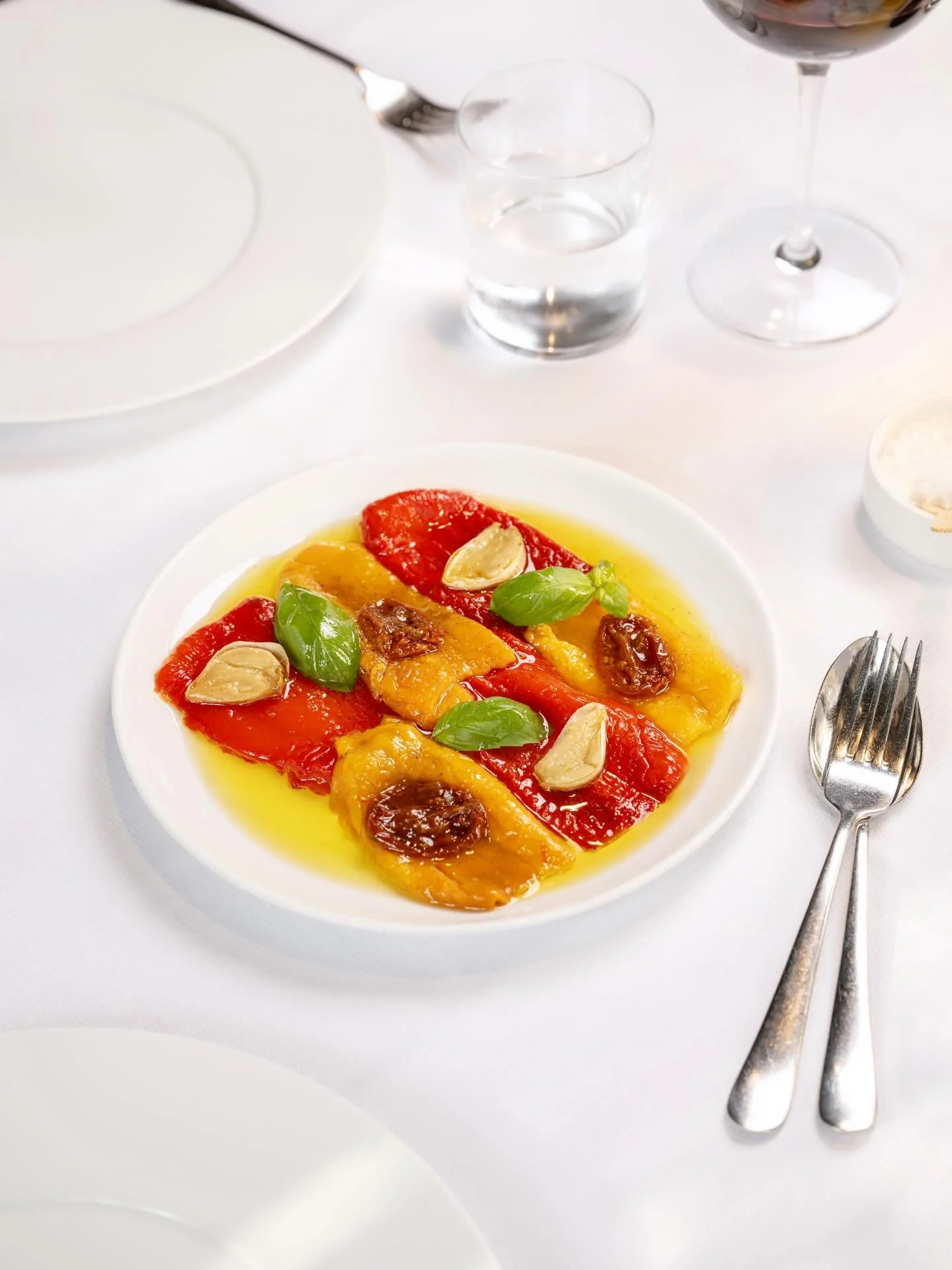 Poivrons grill&eacute;s &agrave; l&rsquo;huile d&rsquo;olive, ail et tomates confites, basilic.
Le go&ucirc;t du sud. ☀️