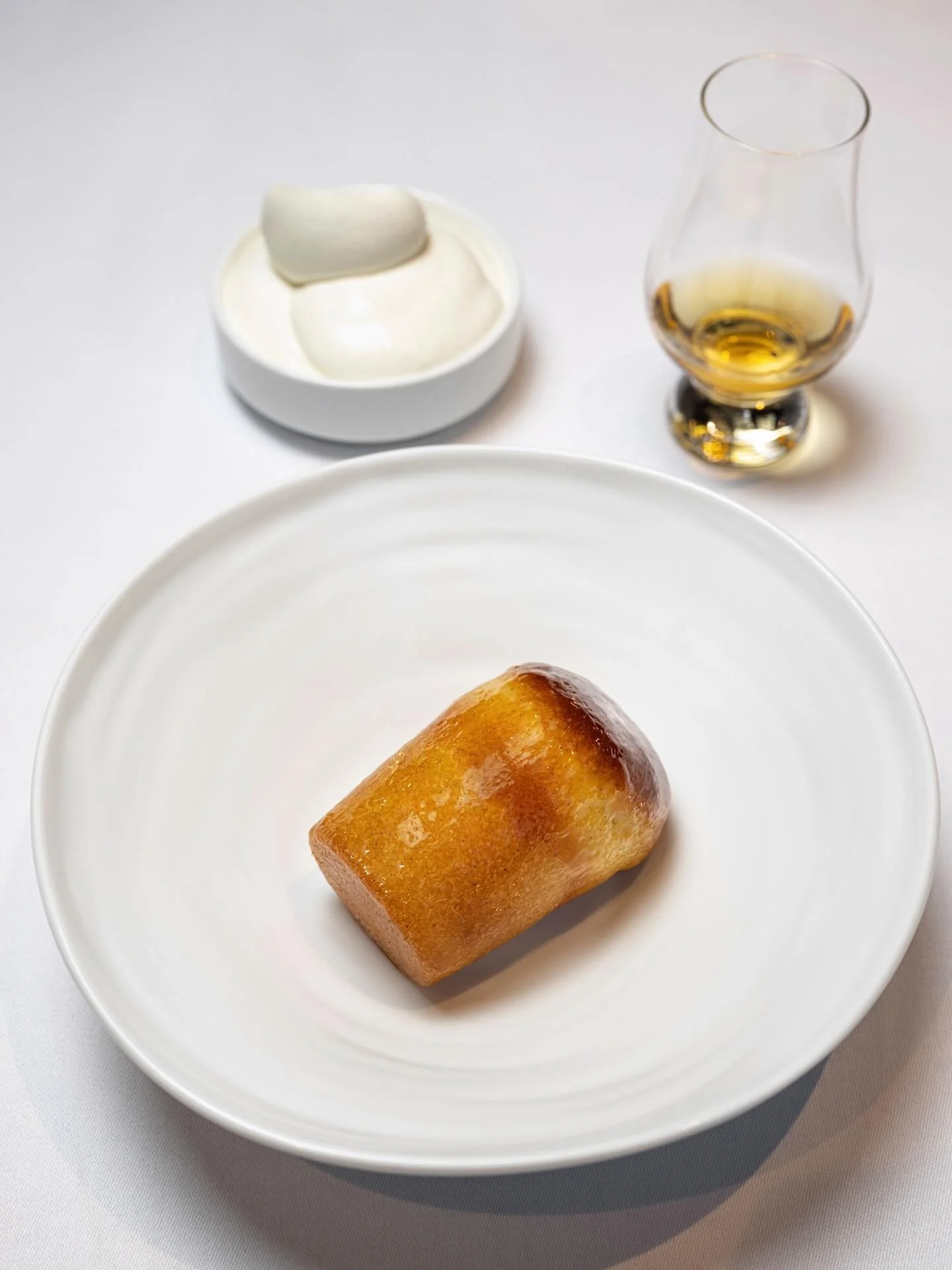 Intemporel et gourmand, notre baba au rhum, pr&eacute;par&eacute; avec soin et g&eacute;n&eacute;rosit&eacute;.
