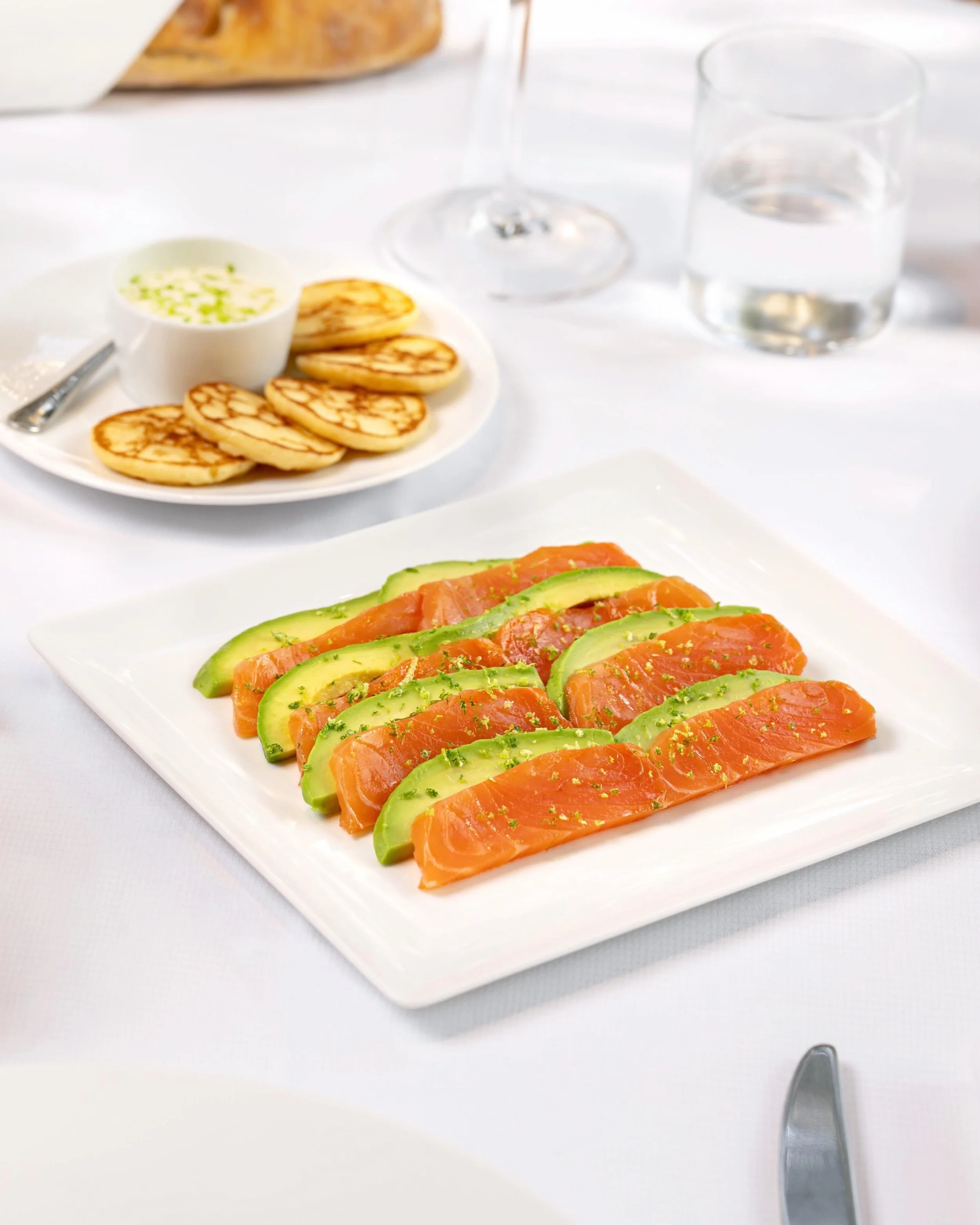 C&oelig;ur de saumon fum&eacute;, avocat &amp; blinis.