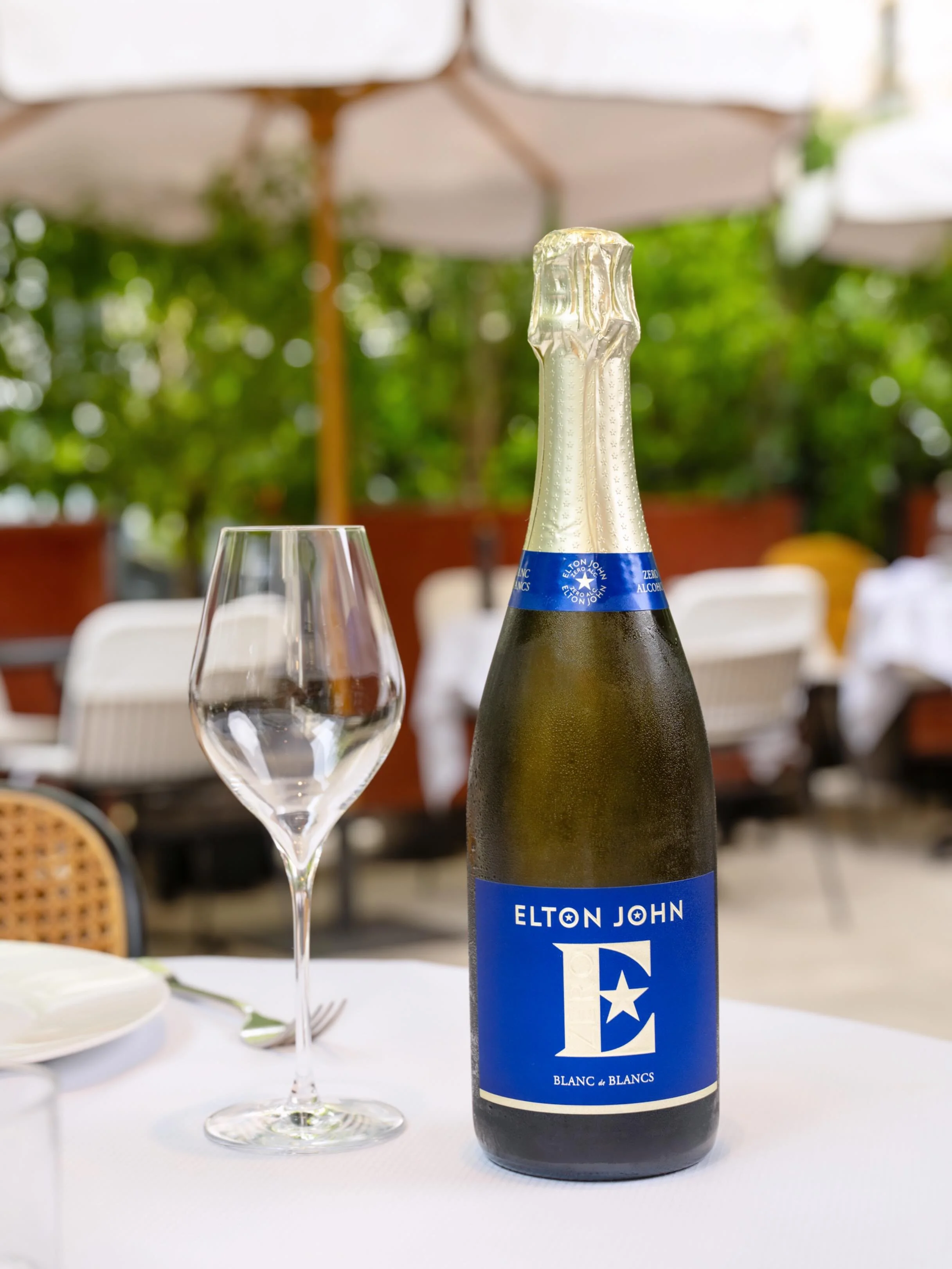 C&rsquo;est avec beaucoup de plaisir que nous vous proposons d&eacute;sormais cette cuv&eacute;e effervescente sans alcool, 100% Blanc de Blancs, imagin&eacute;e par @eltonjohn et @davidfurnish .
Un produit raffin&eacute;, &agrave; l&rsquo;image des 