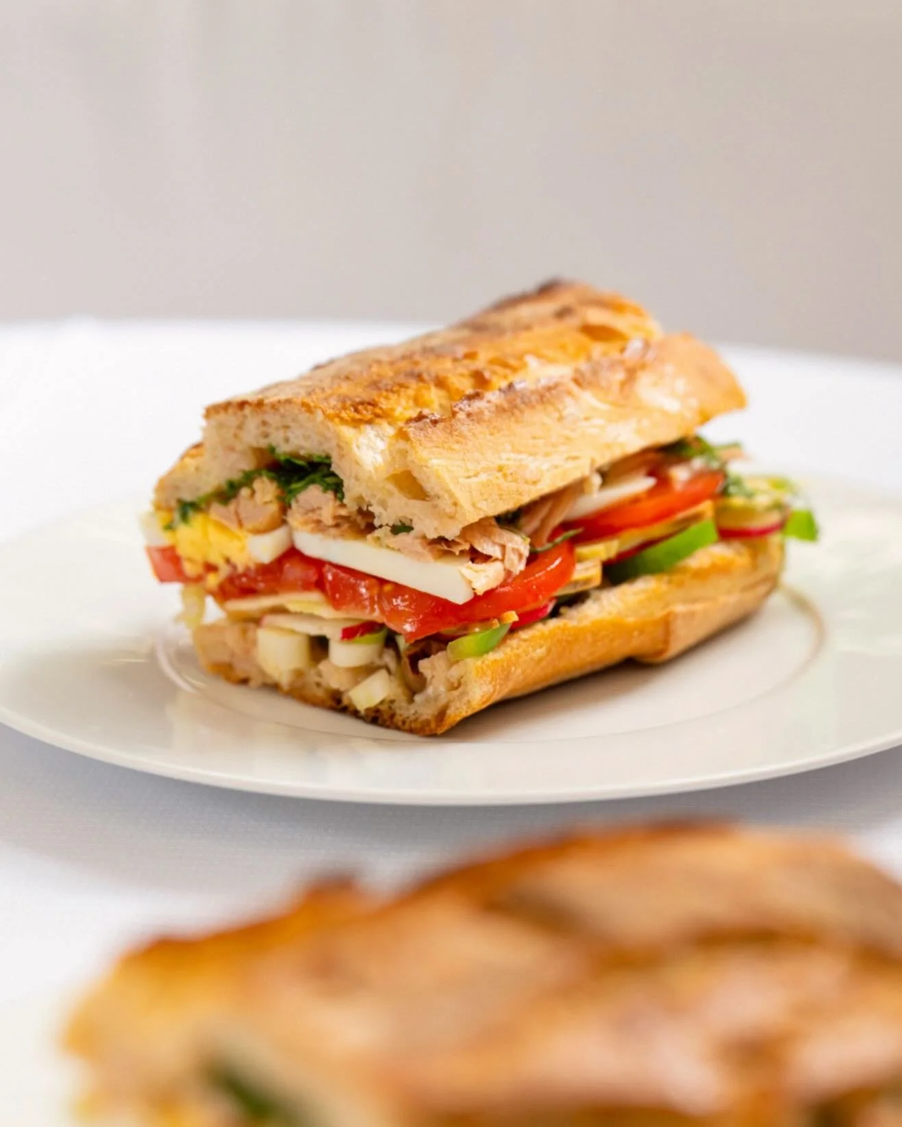Notre Pan Bagnat dans la baguette. Comme on l&rsquo;aime.
Nice, tout simplement. ☀️