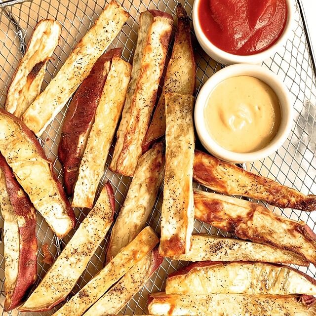 Happy Fri-yay! 🎉 It always helps to remind ourselves what day it is, right? 😂 Since we are cooking a lot at home, we wanted to share this recipe for Japanese sweet potato fries by Rachel Mansfield! 🍟 We hope you are all doing well and staying safe