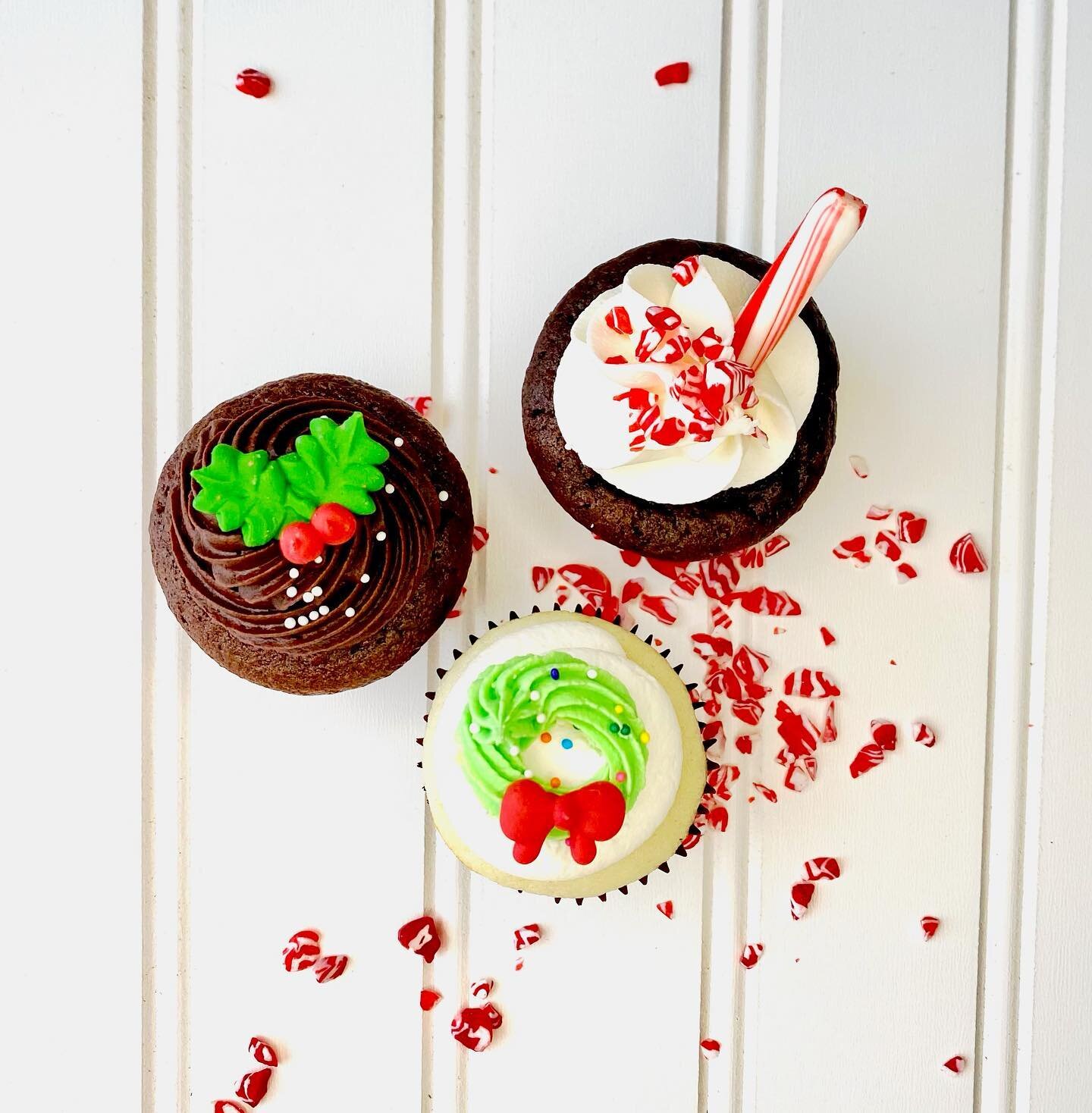 Introducing&hellip; The perfect Holiday gift! Sammy&rsquo;s Holiday Cupcake Variety Box! &hearts;️💚 $22 or 3 for $60. Order online today! 

Candy Cane: Fluffy chocolate cake topped with peppermint buttercream.

Holiday Wreath: Classic vanilla cake t