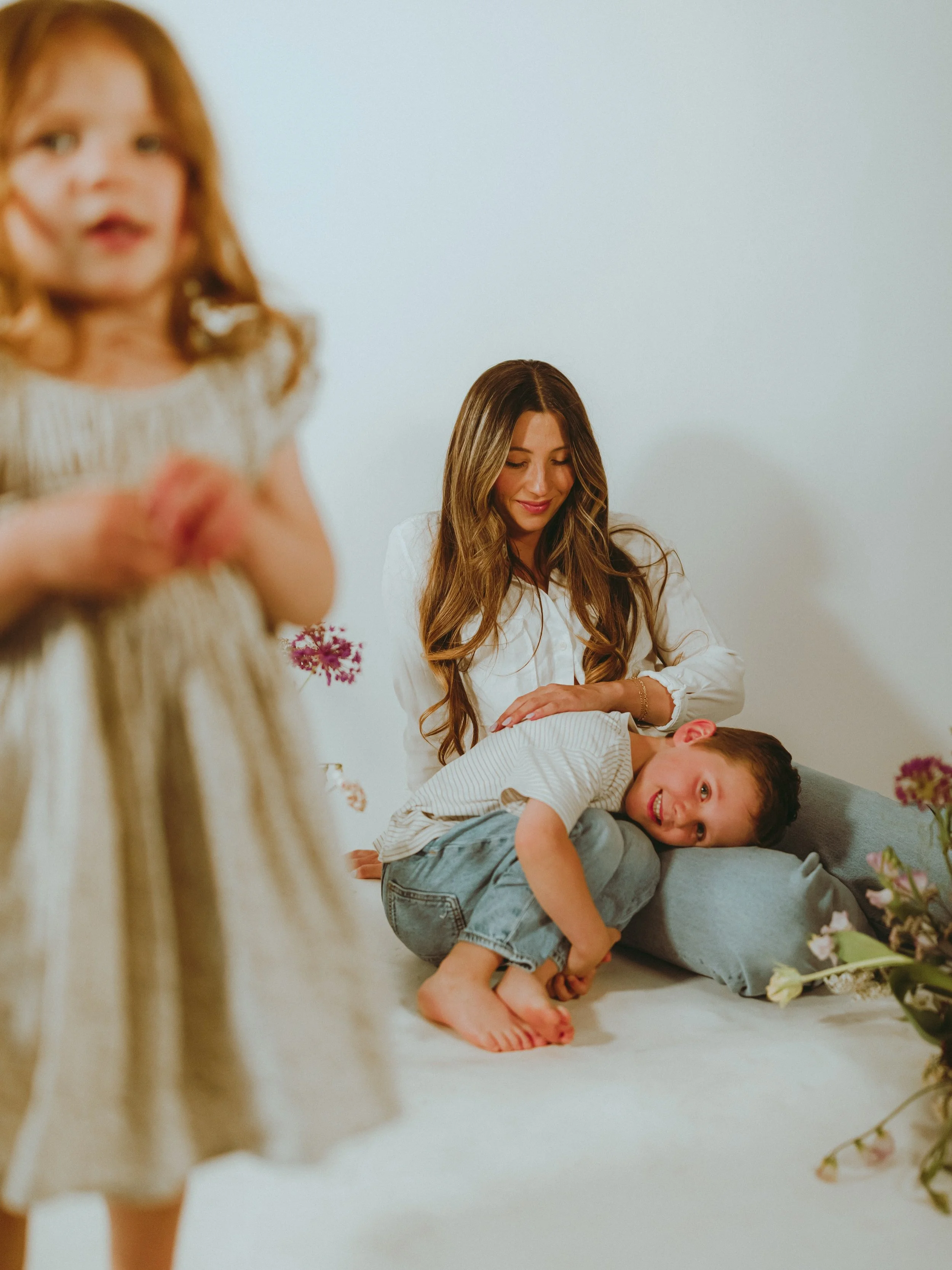 After having a baby, photographing moms and families became even more special ✨💌🫶🏻 

photos by me @capturedbyabbey 
flowers by @lovelylanefloral