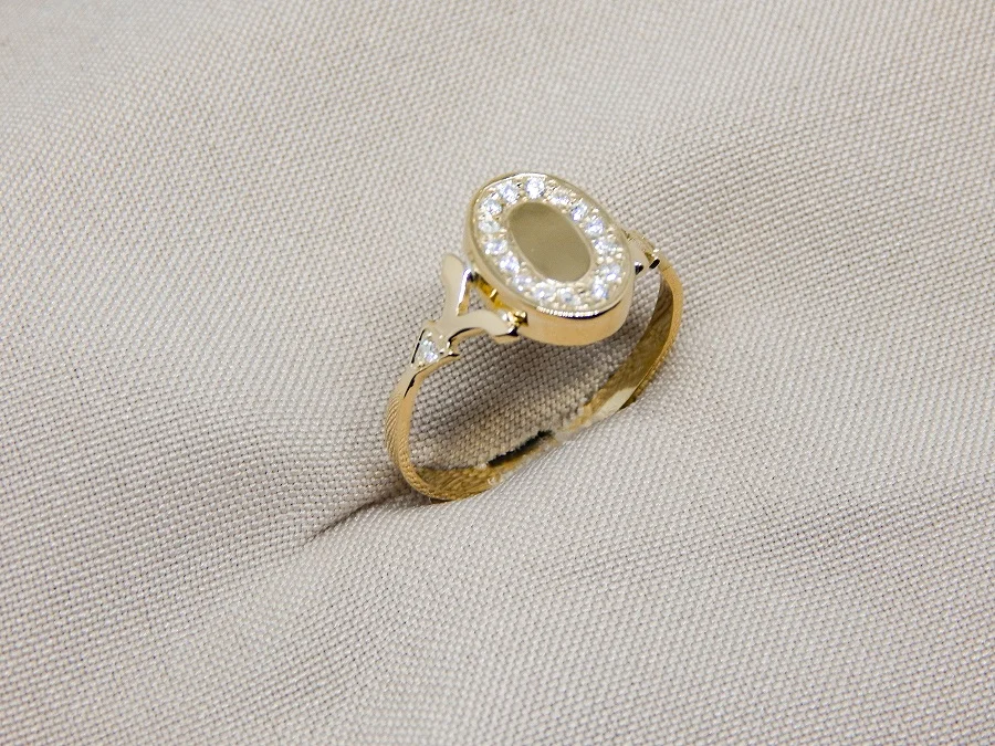  ehtesõrmus  kaal4,7gr  tsirkoonid 2,0mm  tööraha 90.-eur 