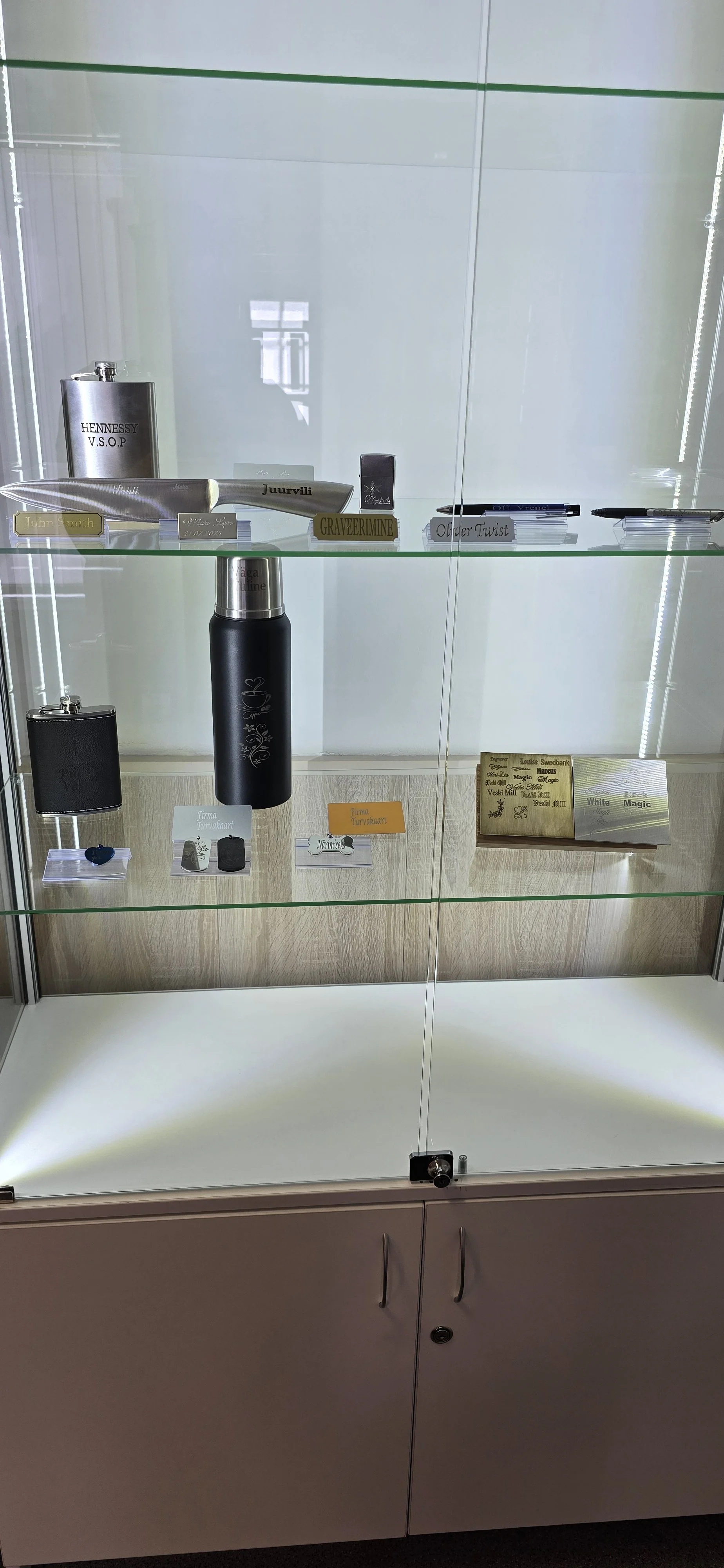  Graveeimine erinevatele pindadele ,lusikad, meened,nahale plastikule ,erinevatele metallidele,nii lasriga kui ka füüsiliste tähtedega 