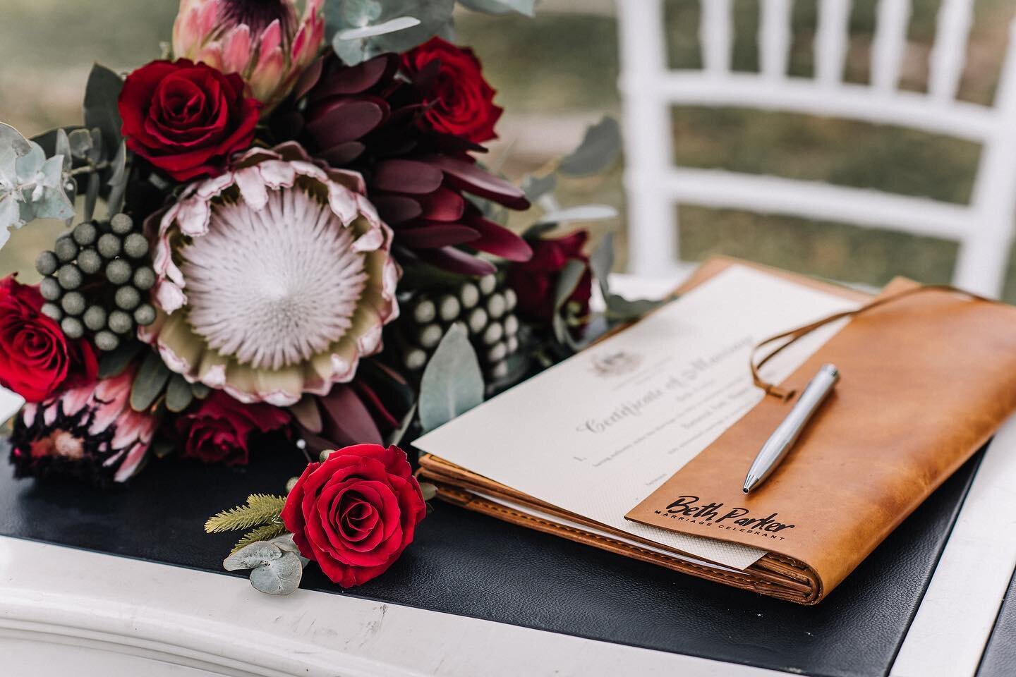 ⁣
⁣
The details 😍⁣⁣
⁣⁣
🌹: @beansbunches 
📸: @pixierosphotography 
📔: @minimalistleather