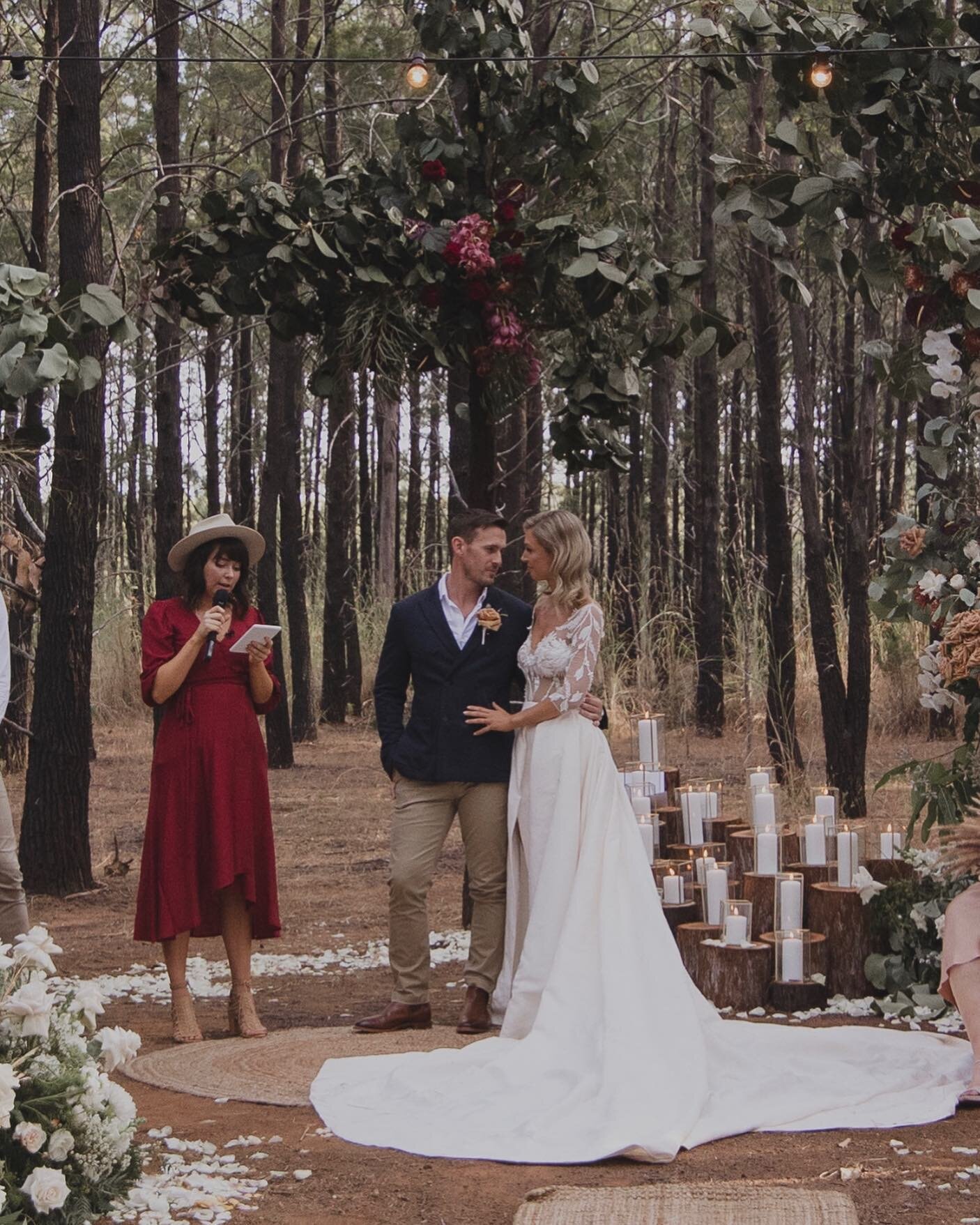 Where do I even begin with a wedding like this! ⁣
⁣
THAT dress? The groom doing a shoey mid ceremony? The secret location? Or the fact I got to perform the ceremony of a lifetime for my dearest friend and fellow celebrant @marriedbymoo and her absolu